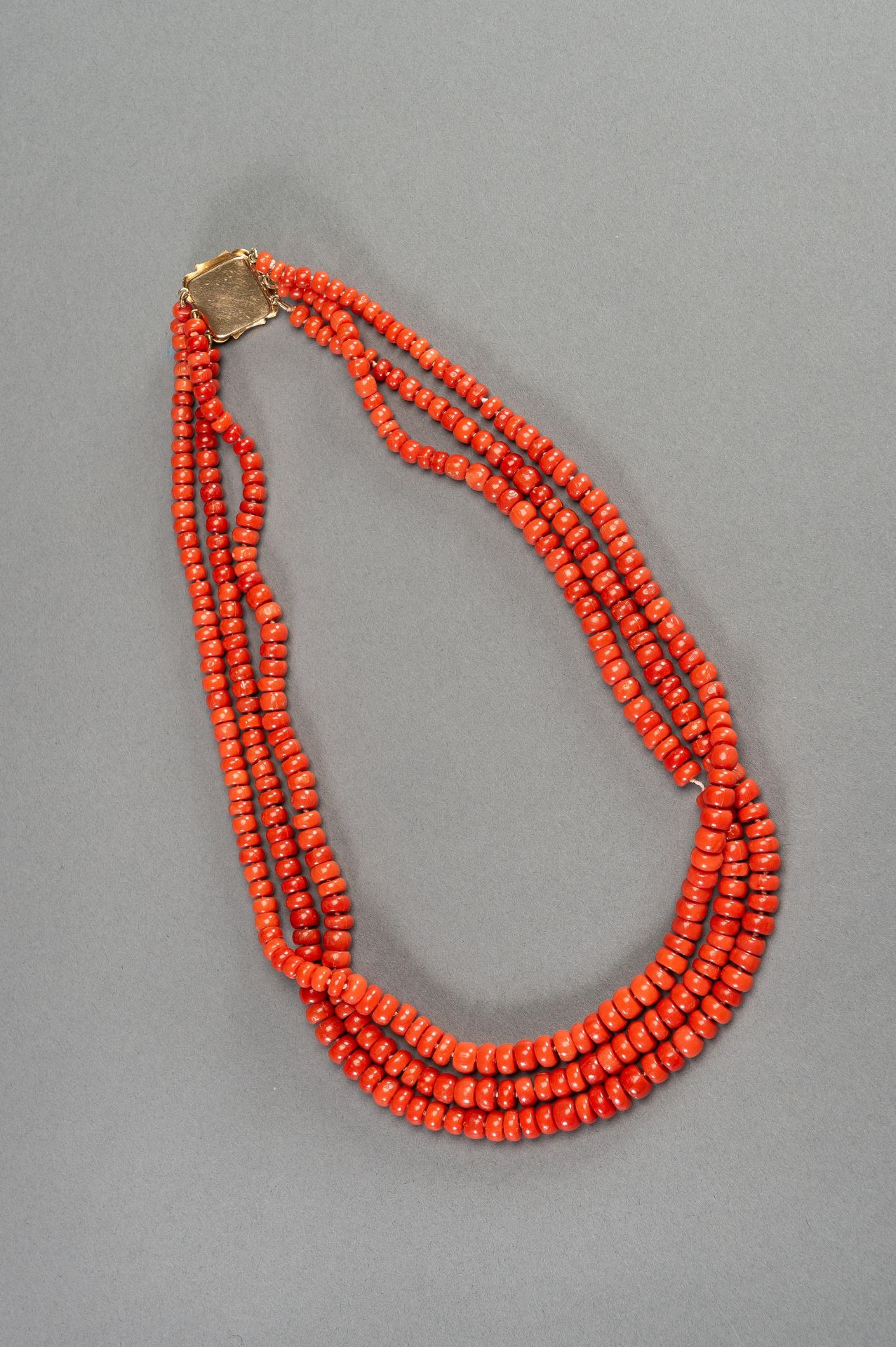 A THREE-TIERED MOMO CORAL BEAD NECKLACE - Bild 5 aus 8