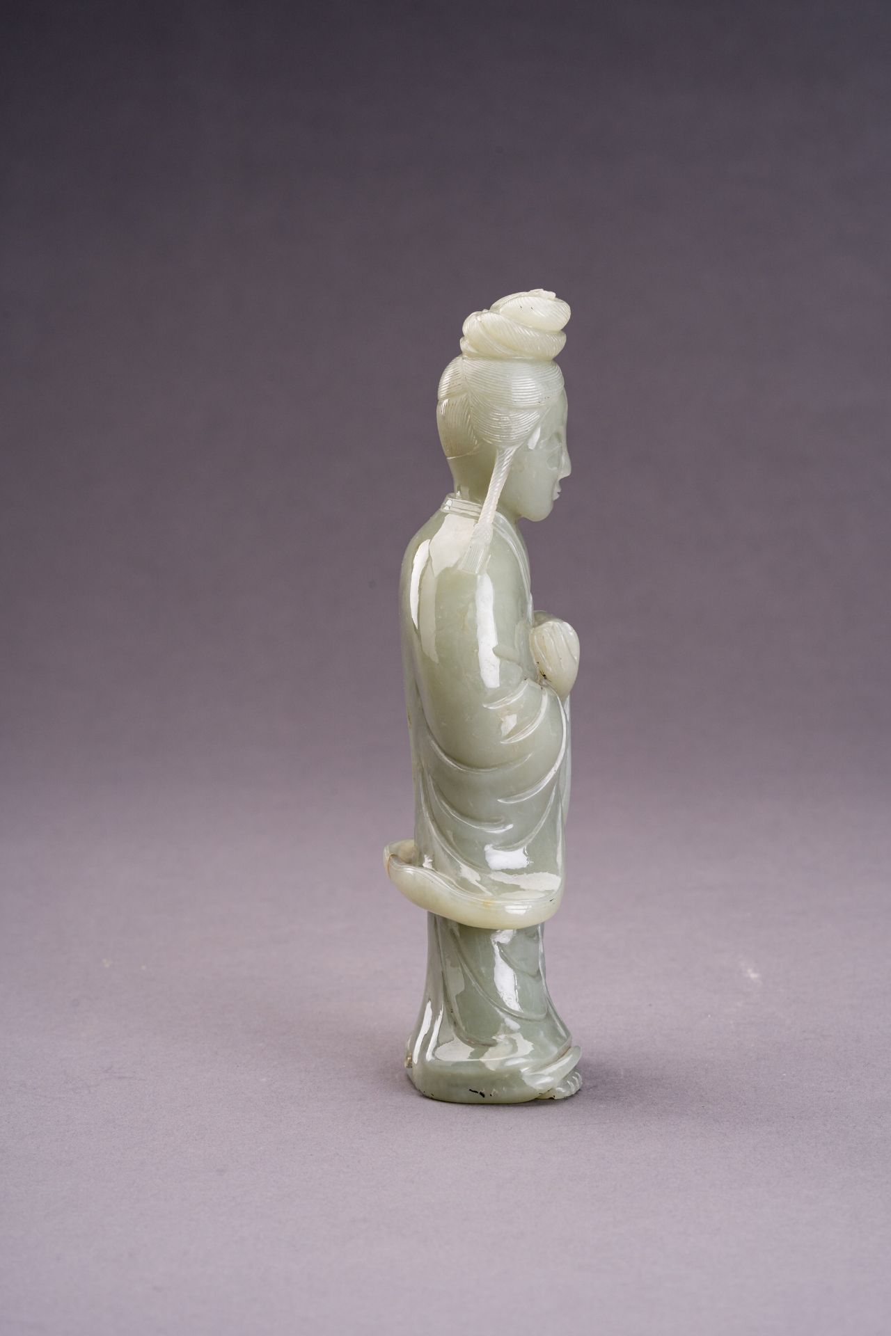 A GROUP OF TWO JADE & HARDSTONE FIGURES OF DEITIES - Bild 10 aus 16