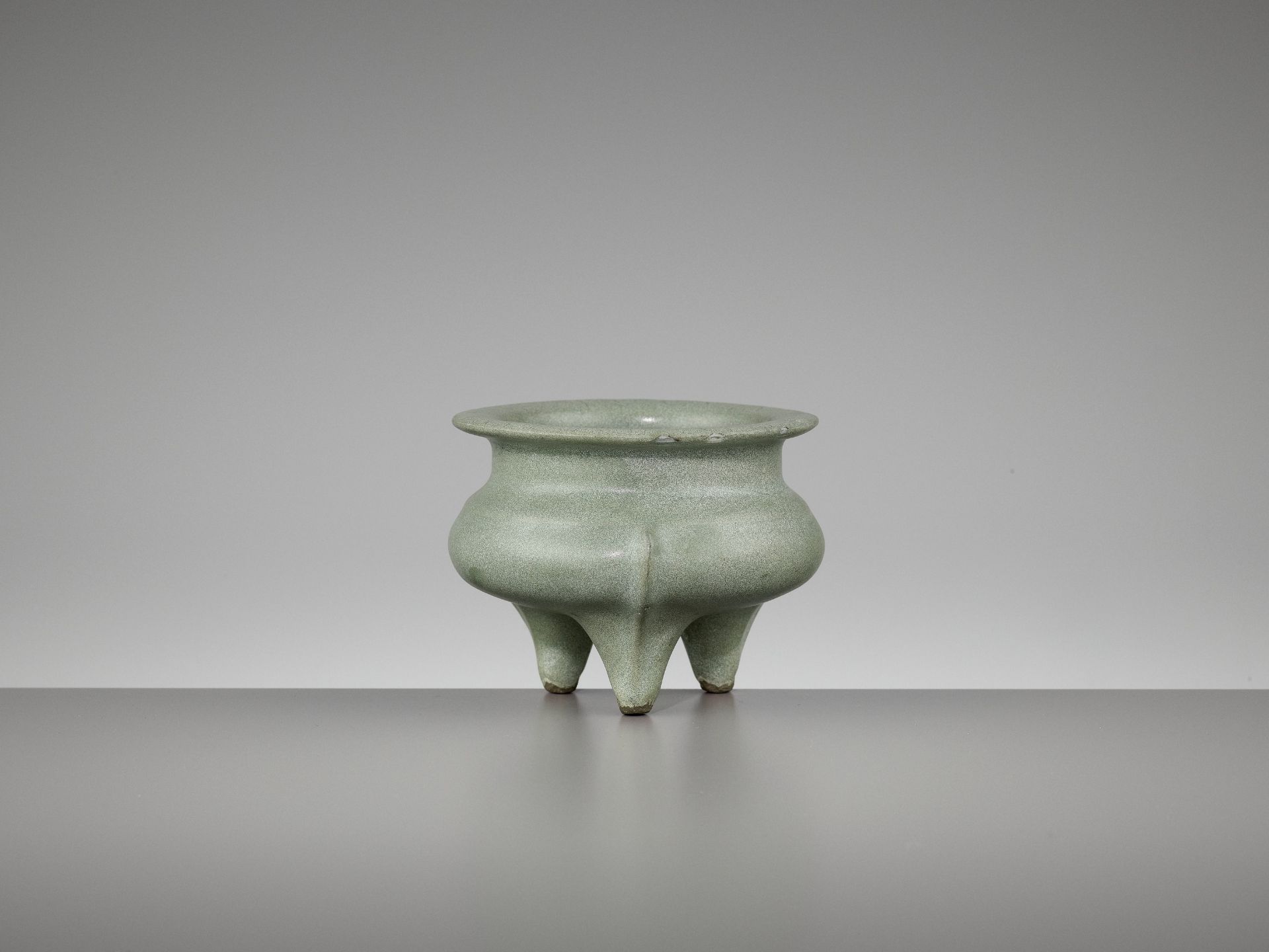 A LONGQUAN TRIPOD CENSER, SOUTHERN SONG - Image 9 of 12