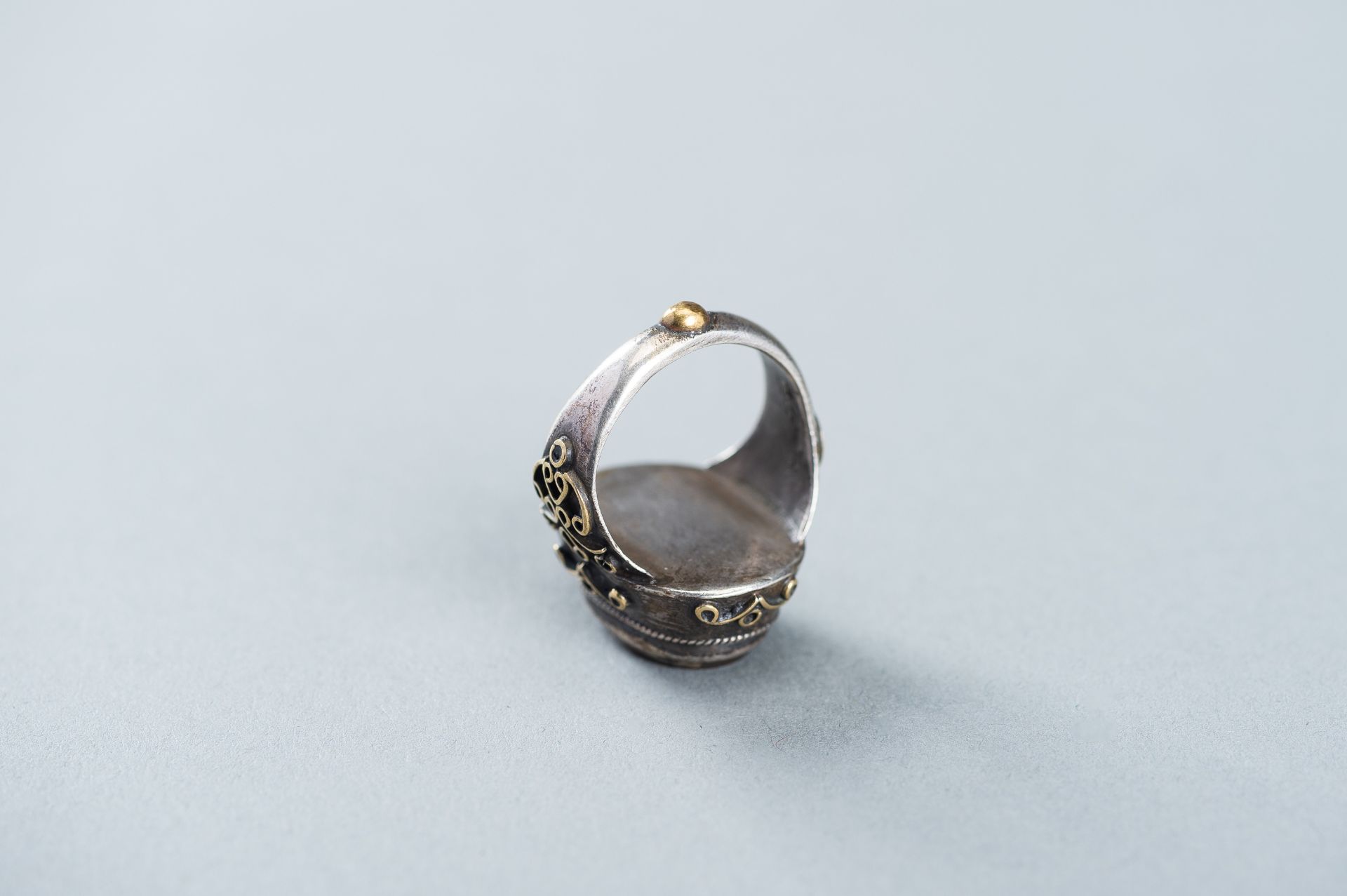AN AGATE INTAGLIO INSET PERSIAN SILVER RING - Image 9 of 9