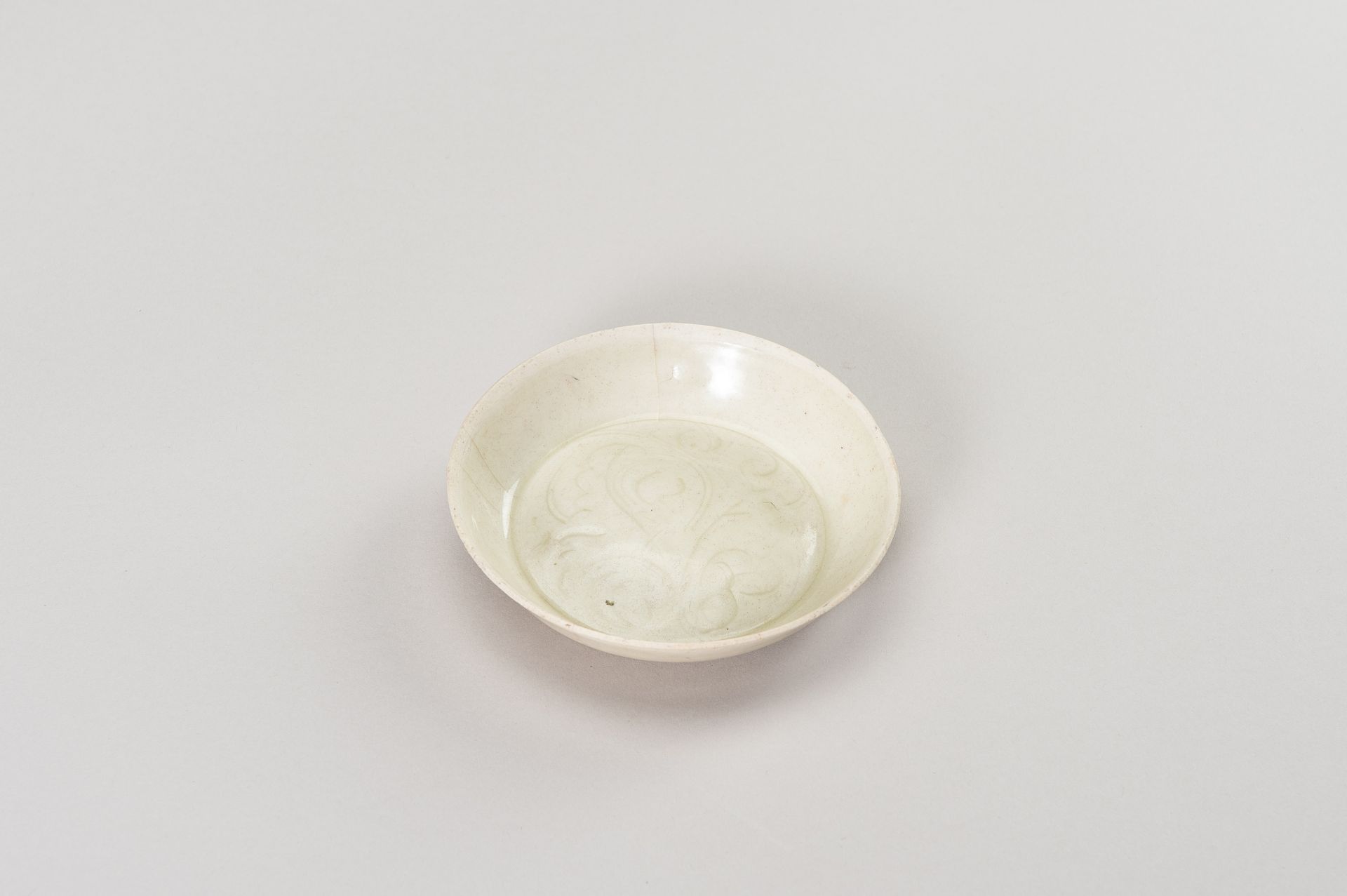 A SMALL QINGBAI 'PEONY' PORCELAIN DISH - Image 2 of 10