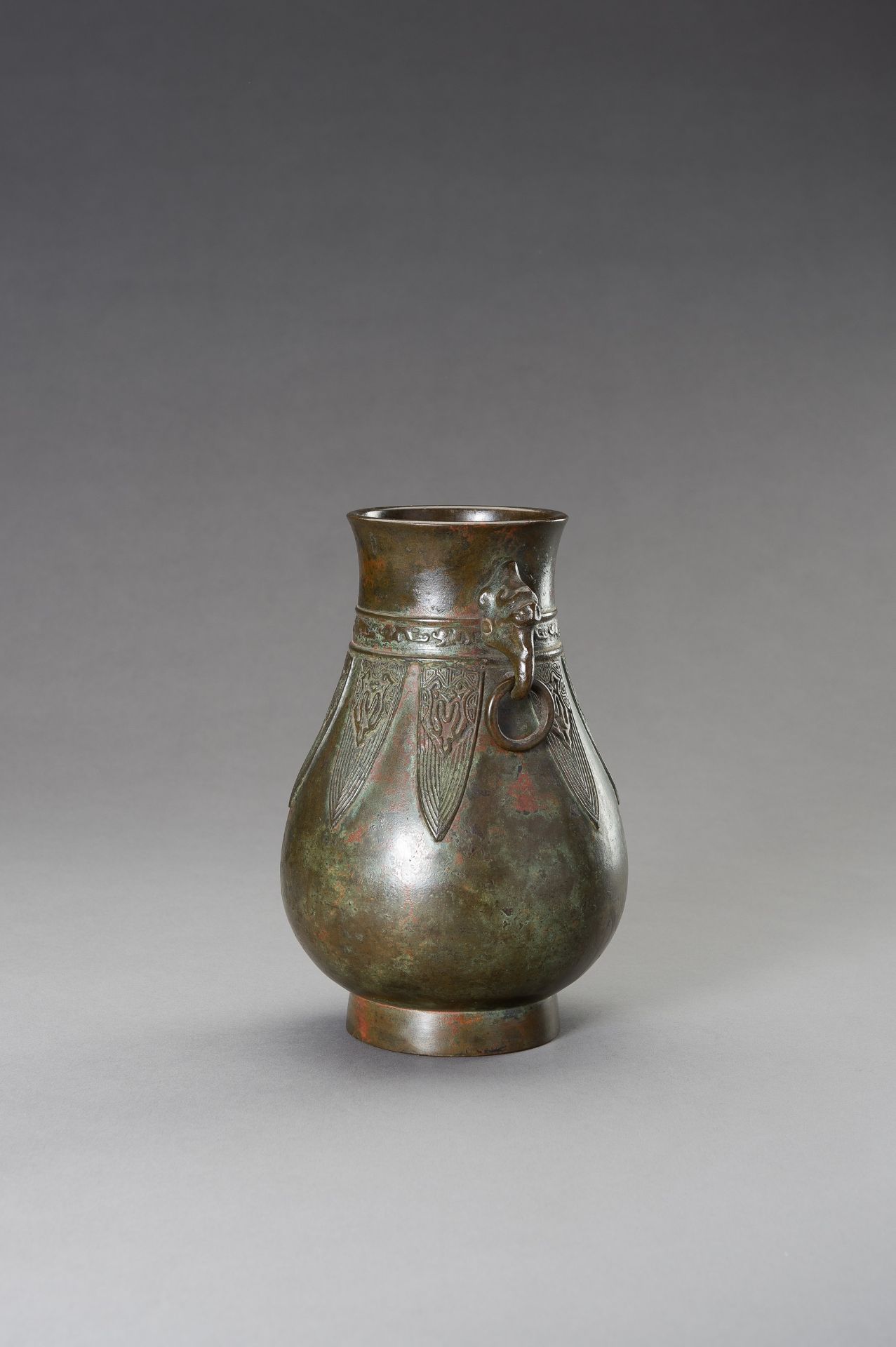 AN ARCHAISTIC BRONZE VASE - Image 5 of 9