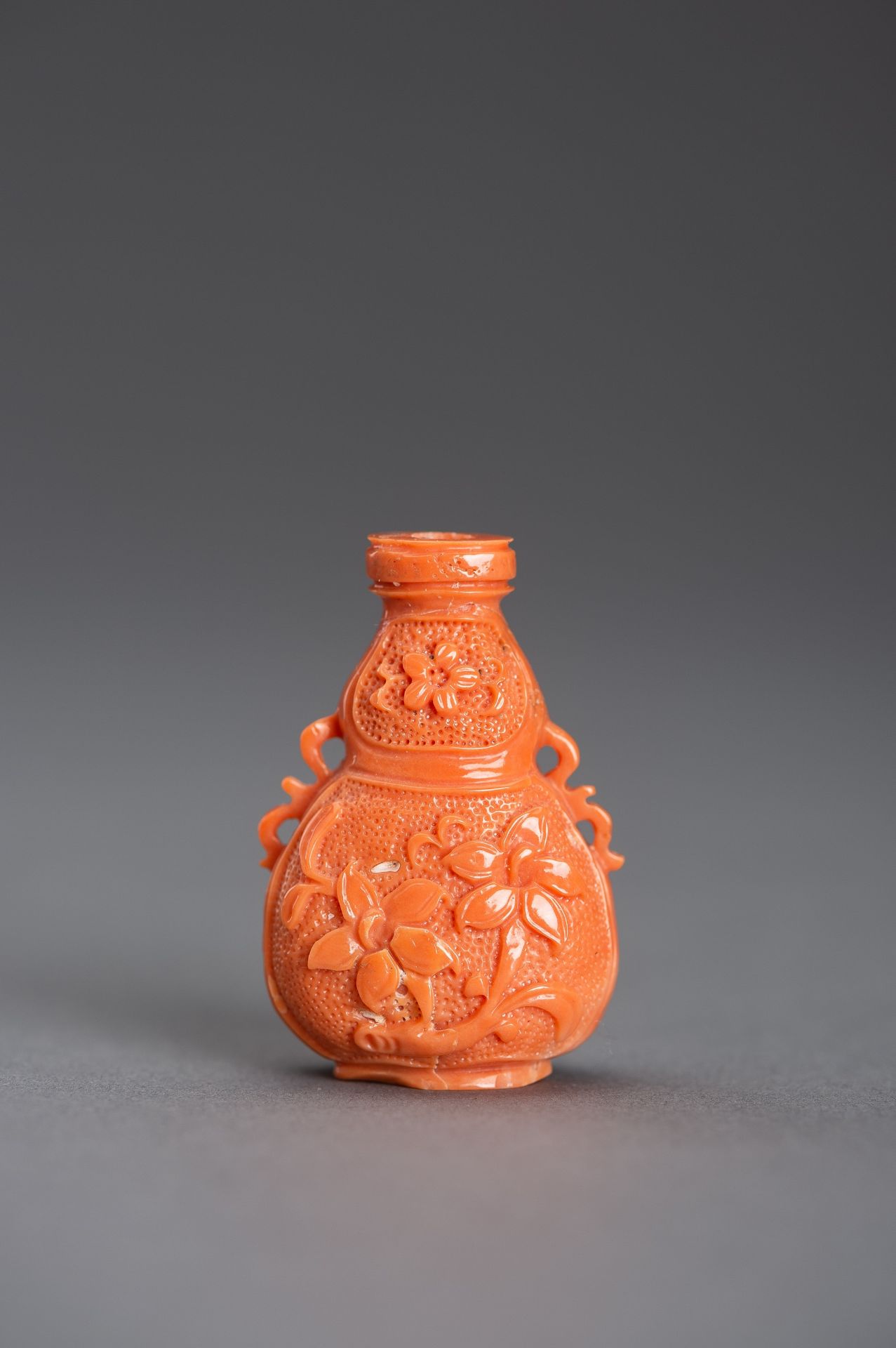 TWO CARVED MOMO CORAL SNUFF BOTTLES, c. 1920s - Bild 5 aus 15