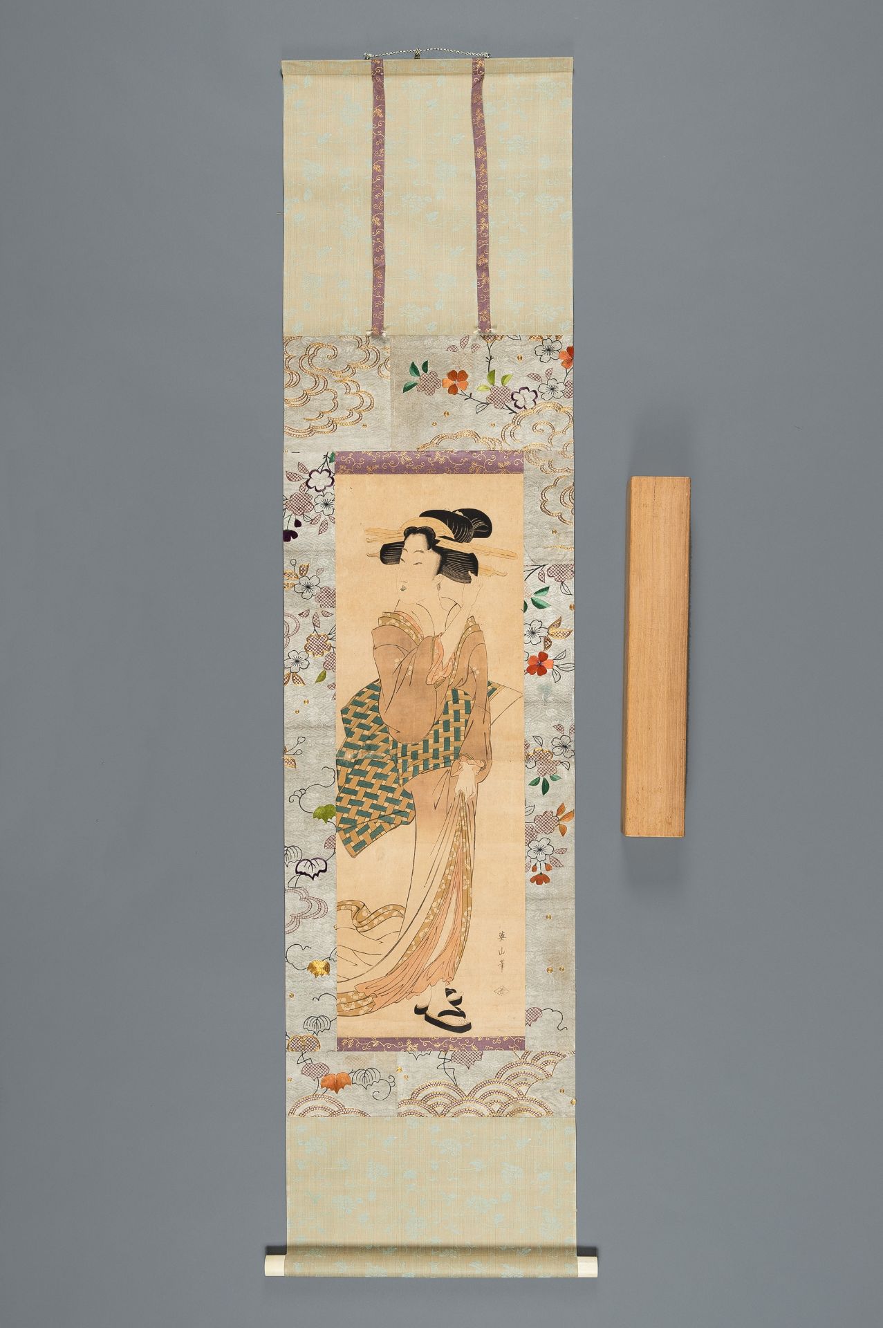 KIKUGAWA EIZAN (1787-1867): A TWO-PART COLOR WOODBLOCK PRINT KAKEMONO OF A BEAUTY - Image 7 of 11