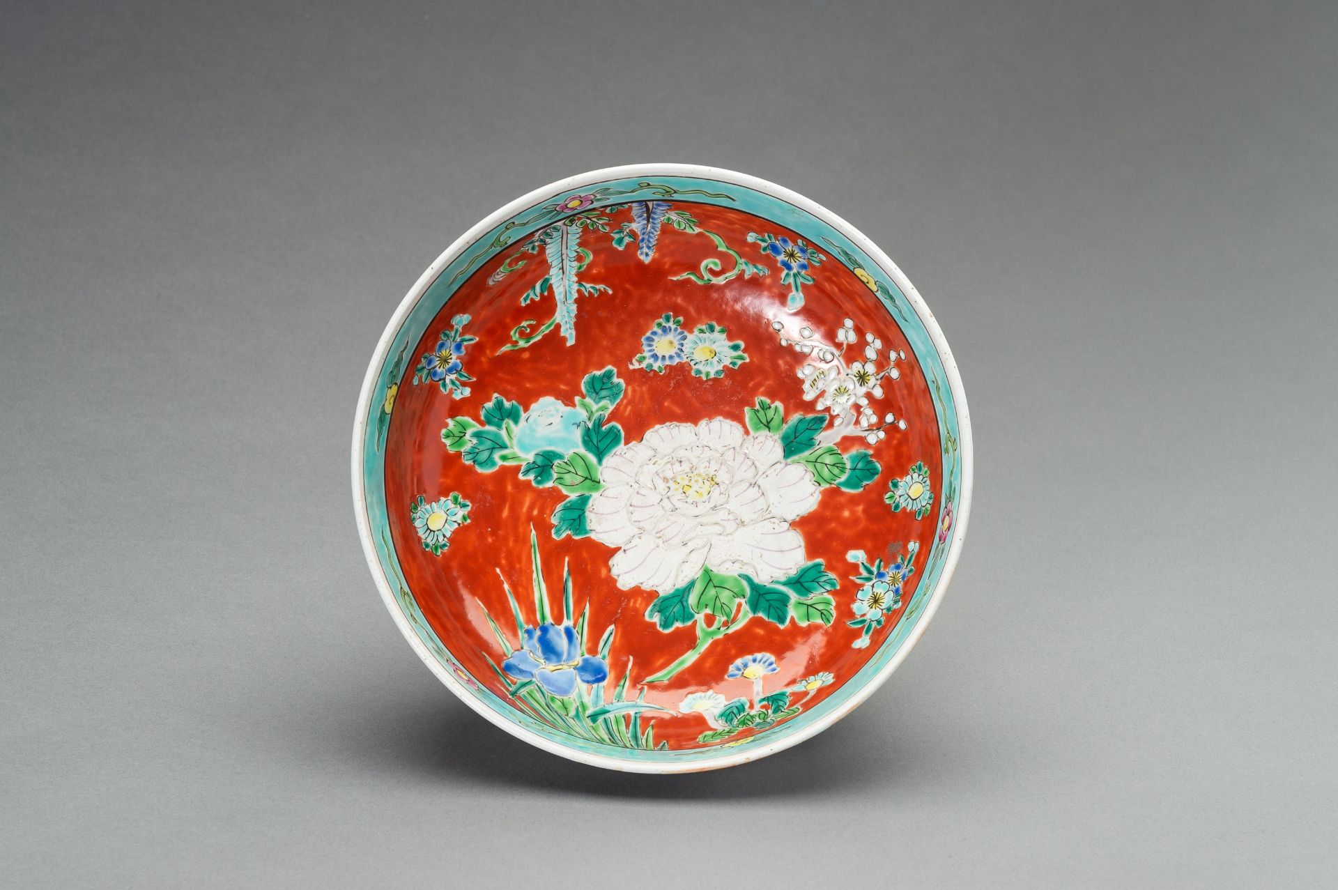 A MIXED LOT WITH THREE PORCELAIN BOWLS - Image 2 of 15