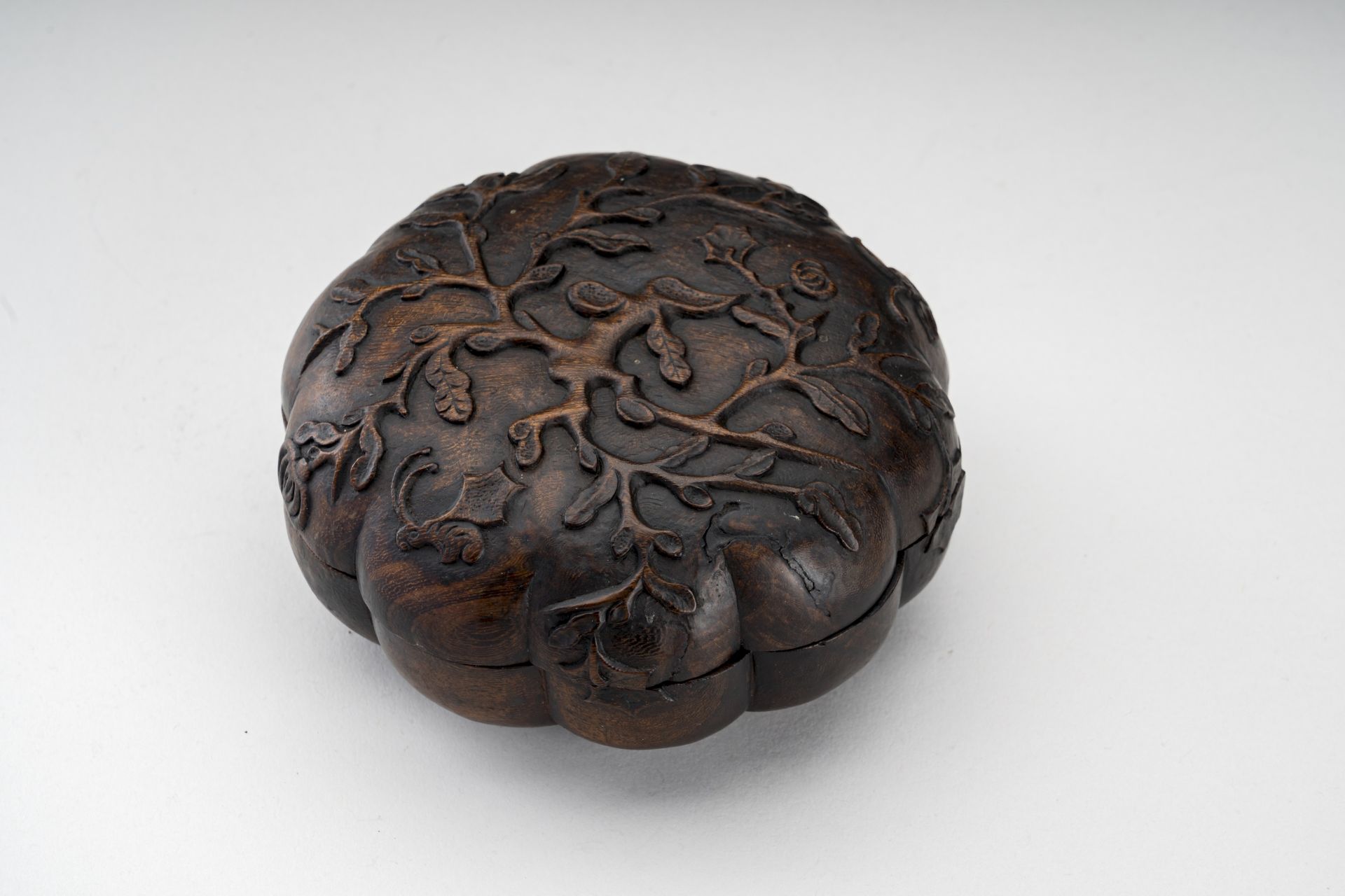 A MELON-SHAPED CARVED WOODEN BOX, QING - Image 6 of 8