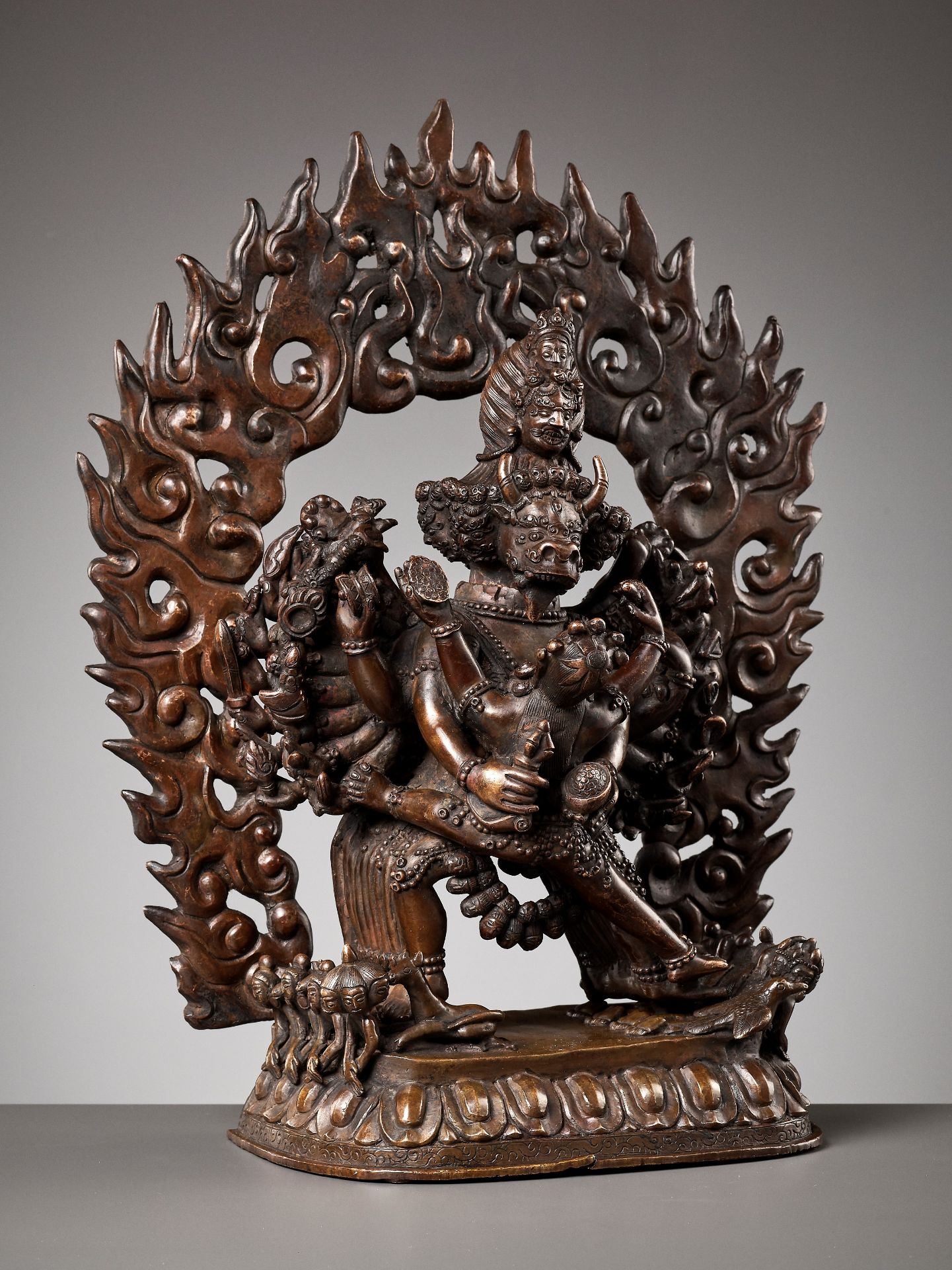 A LARGE BRONZE FIGURE OF VAJRABHAIRAVA, GELUG SCHOOL - Bild 7 aus 9