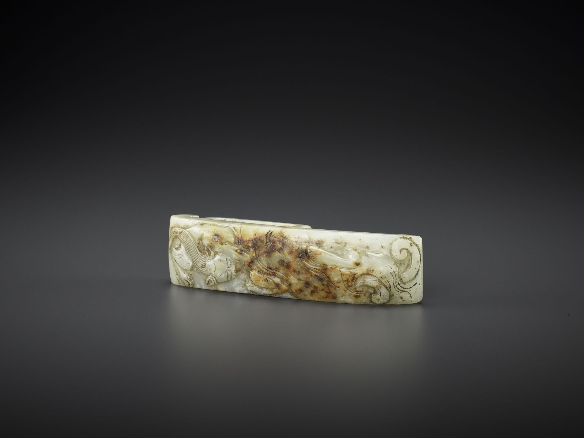 AN ARCHASITIC JADE SCABBARD SLIDE WITH DRAGON AMID CLOUDS, EARLY MING - Bild 3 aus 10