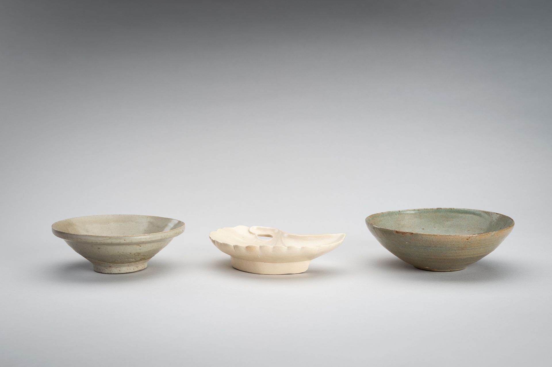 A GROUP OF THREE GLAZED CERAMIC ITEMS - Image 2 of 16