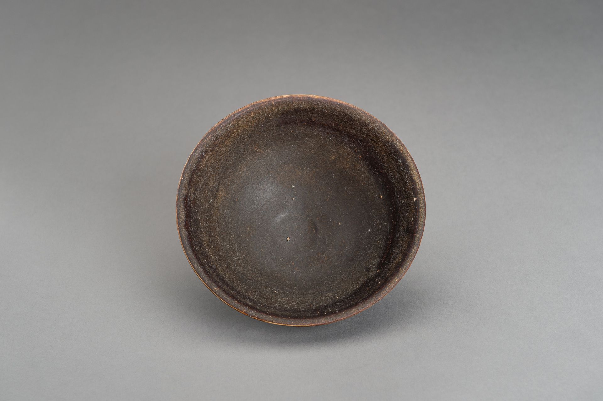 A BROWN GLAZED SONG-STYLE CERAMIC BOWL - Image 2 of 10