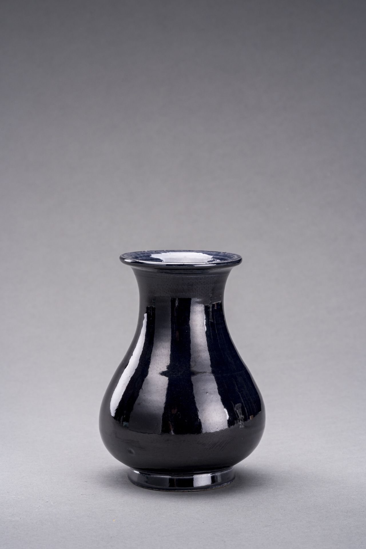 AN AUBERGINE GLAZED BOTTLE VASE, QING DYNASTY - Image 2 of 6