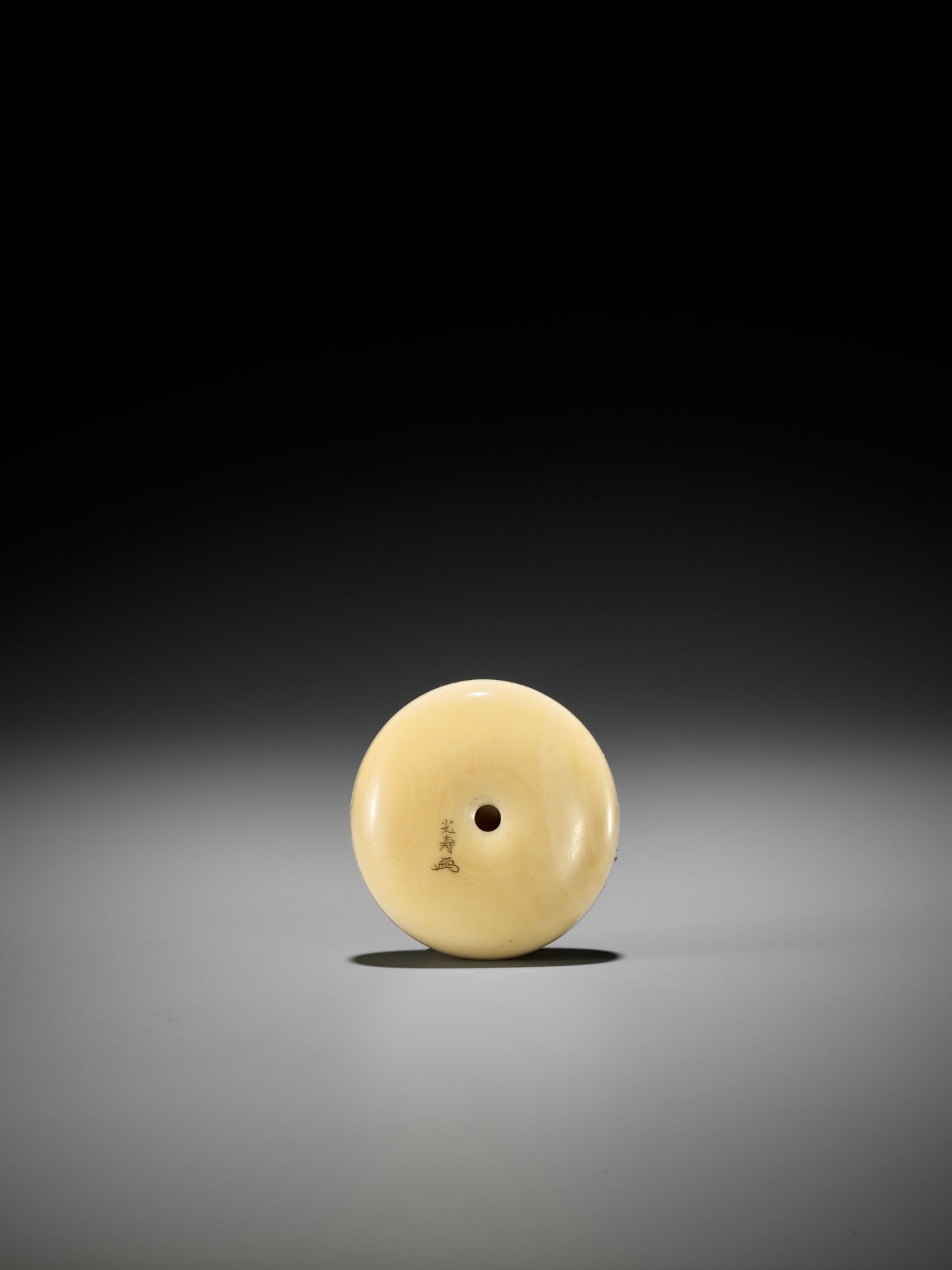 KOJU: AN AMUSING IVORY MANJU NETSUKE OF SHOKI AND ONI - Bild 3 aus 8