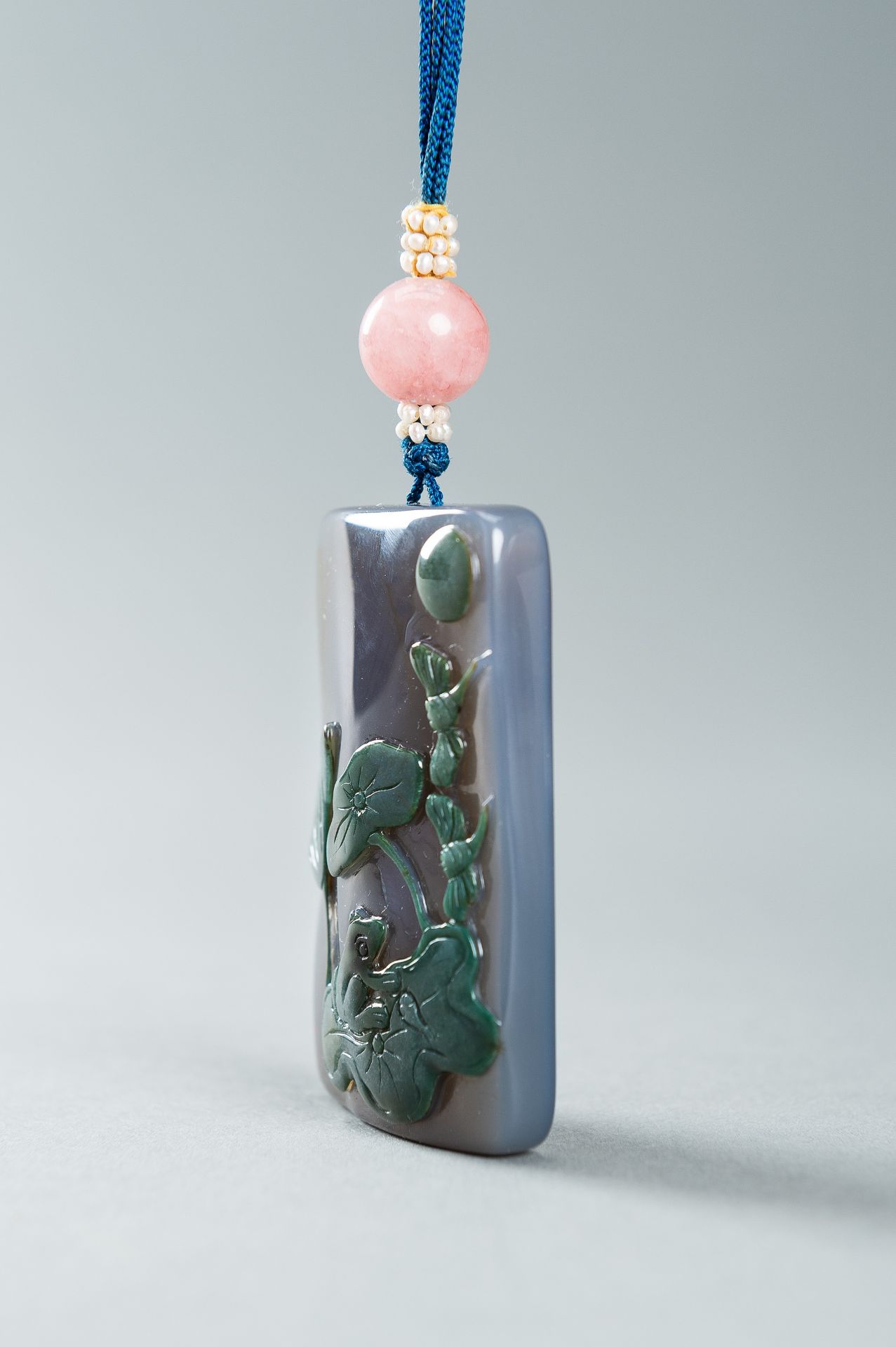 AN AGATE PLAQUE PENDANT CARVED WITH A LOTUS POND - Image 8 of 10