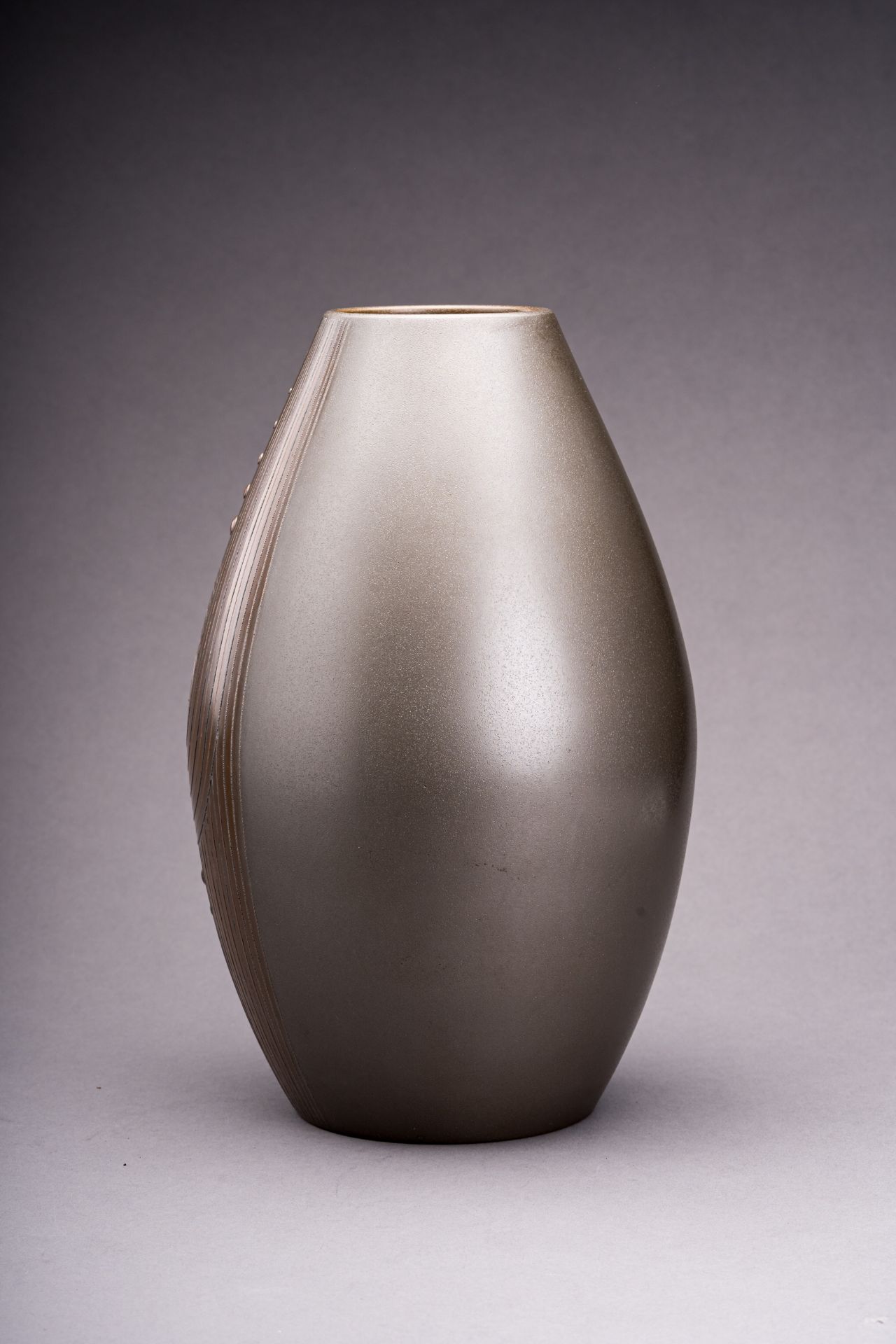 A SILVER AND BRONZE PATINATED VASE, BY ARISU BIZAN (BORN 1937) - Image 6 of 10