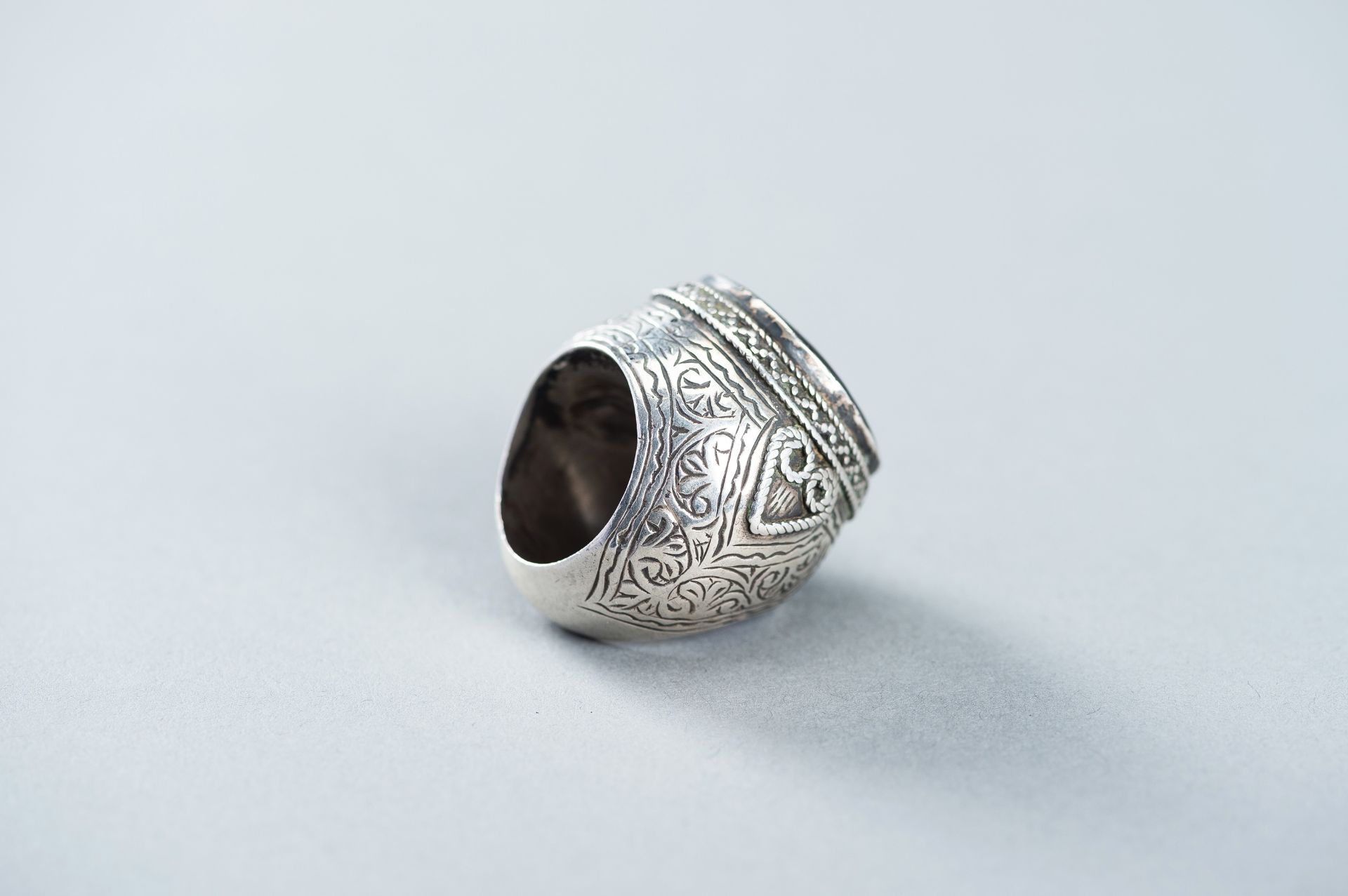 AN AGATE INTAGLIO INSET PERSIAN SILVER RING - Image 4 of 9