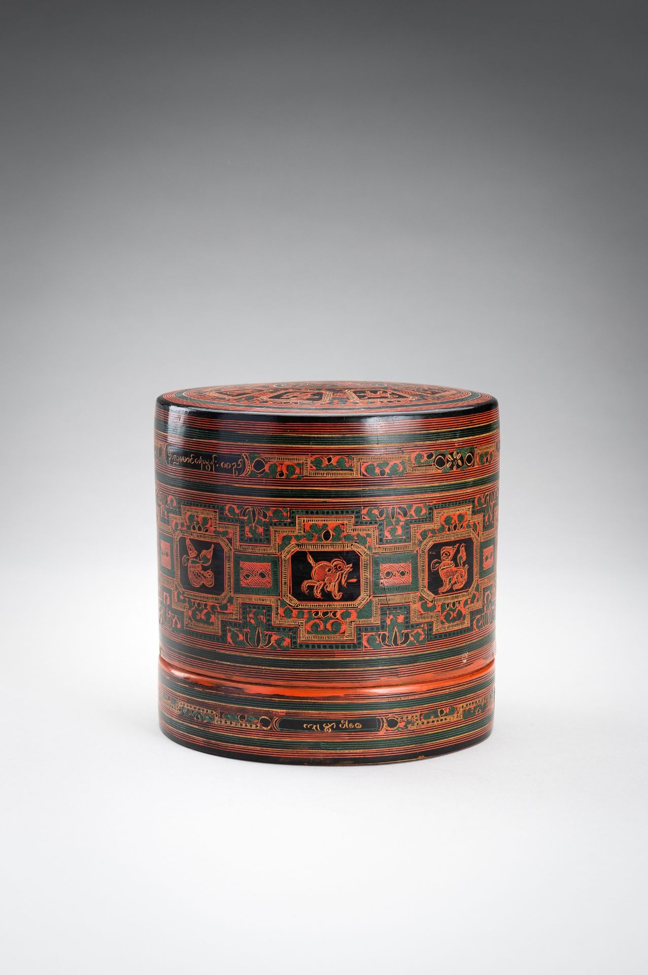 A BURMESE LACQUER BETEL BOX AND COVER, 1900s - Bild 14 aus 19