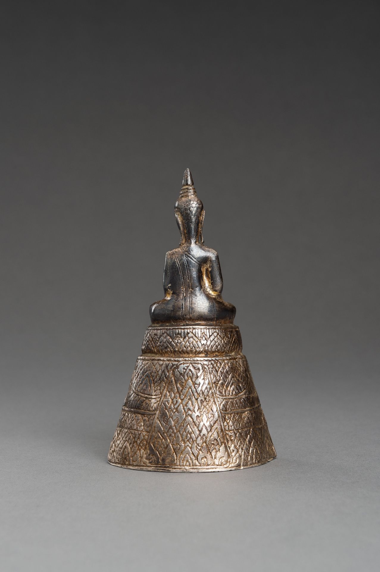 A THAI SILVER FOIL REPOUSSE FIGURE OF BUDDHA, 19th CENTURY - Bild 8 aus 10