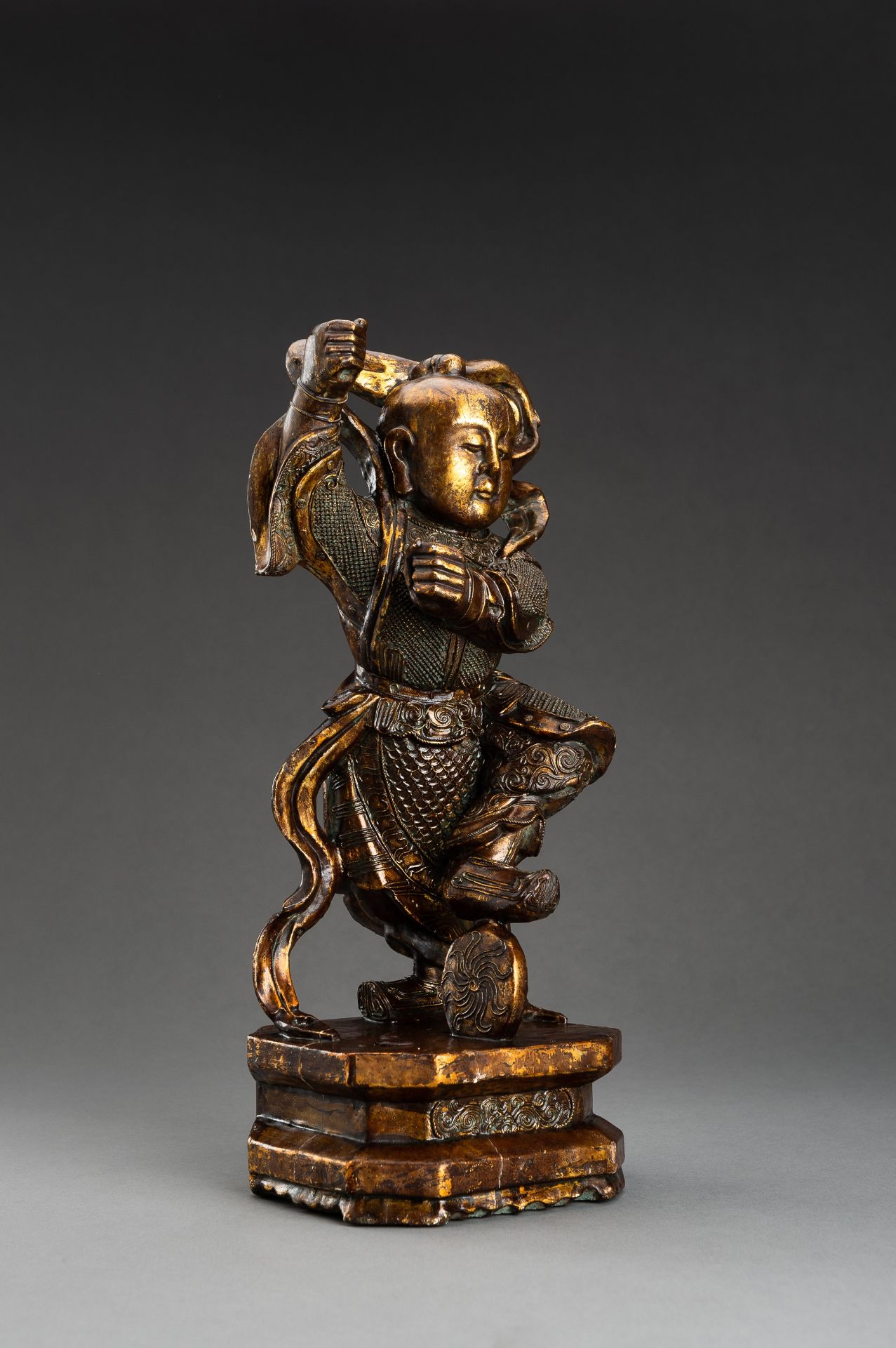 A LACQUER GILT WOOD FIGURE OF NE ZHA, QING - Bild 6 aus 9