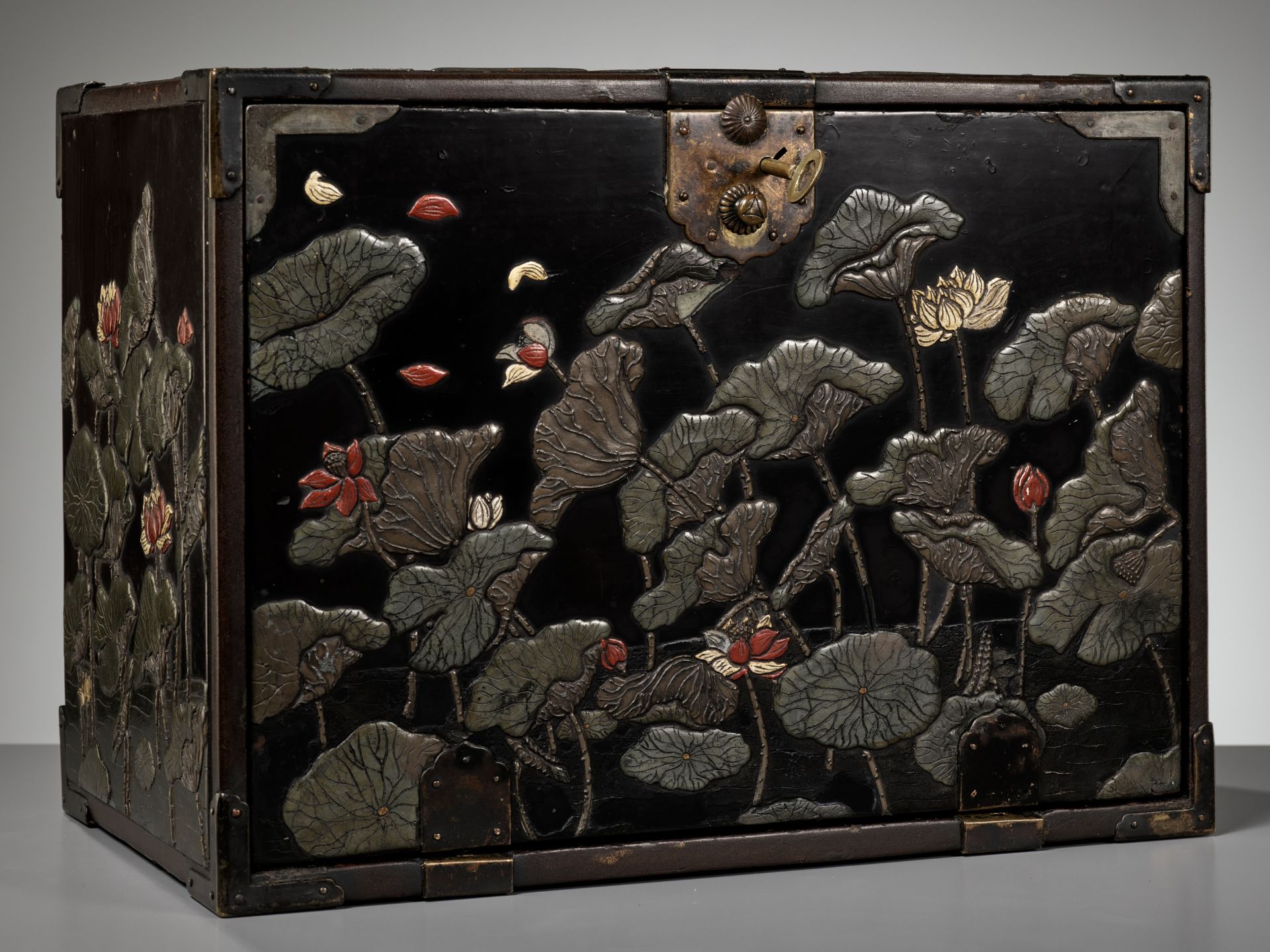 A RITSUO STYLE CERAMIC-INLAID AND LACQUERED WOOD KODANSU (CABINET) WITH A LOTUS POND AND EGRETS - Image 12 of 14