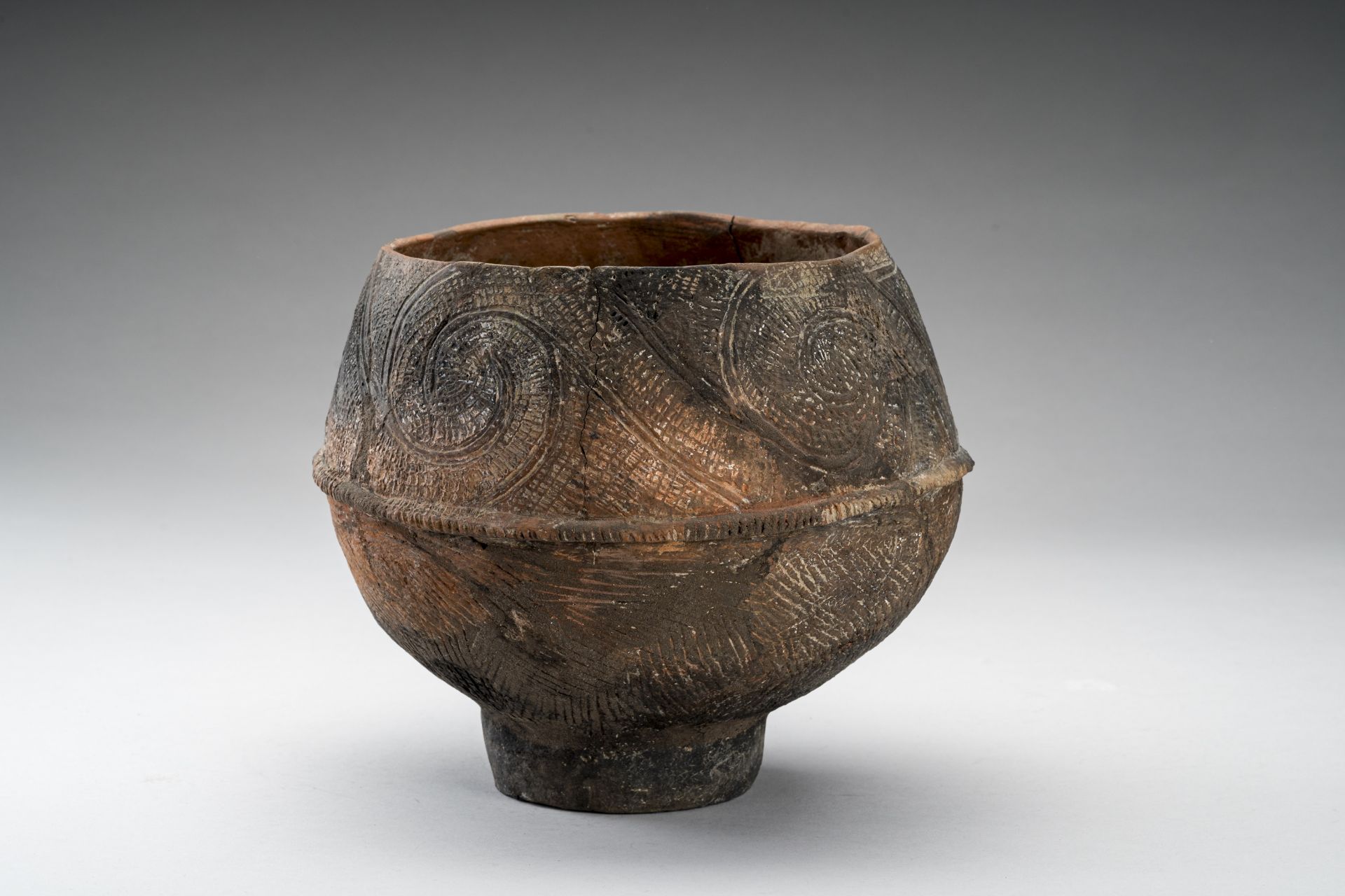 A BAN CHIANG CULTURE POTTERY JAR - Image 3 of 9