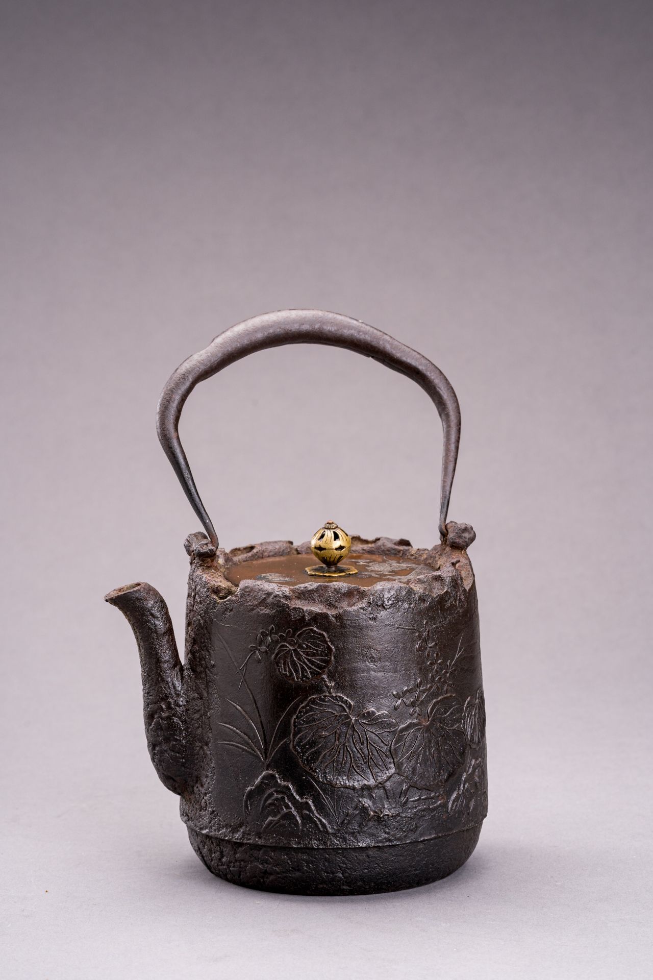 A TETSUBIN (IRON KETTLE) WITH SILVER INLAID BRONZE COVER - Image 6 of 8