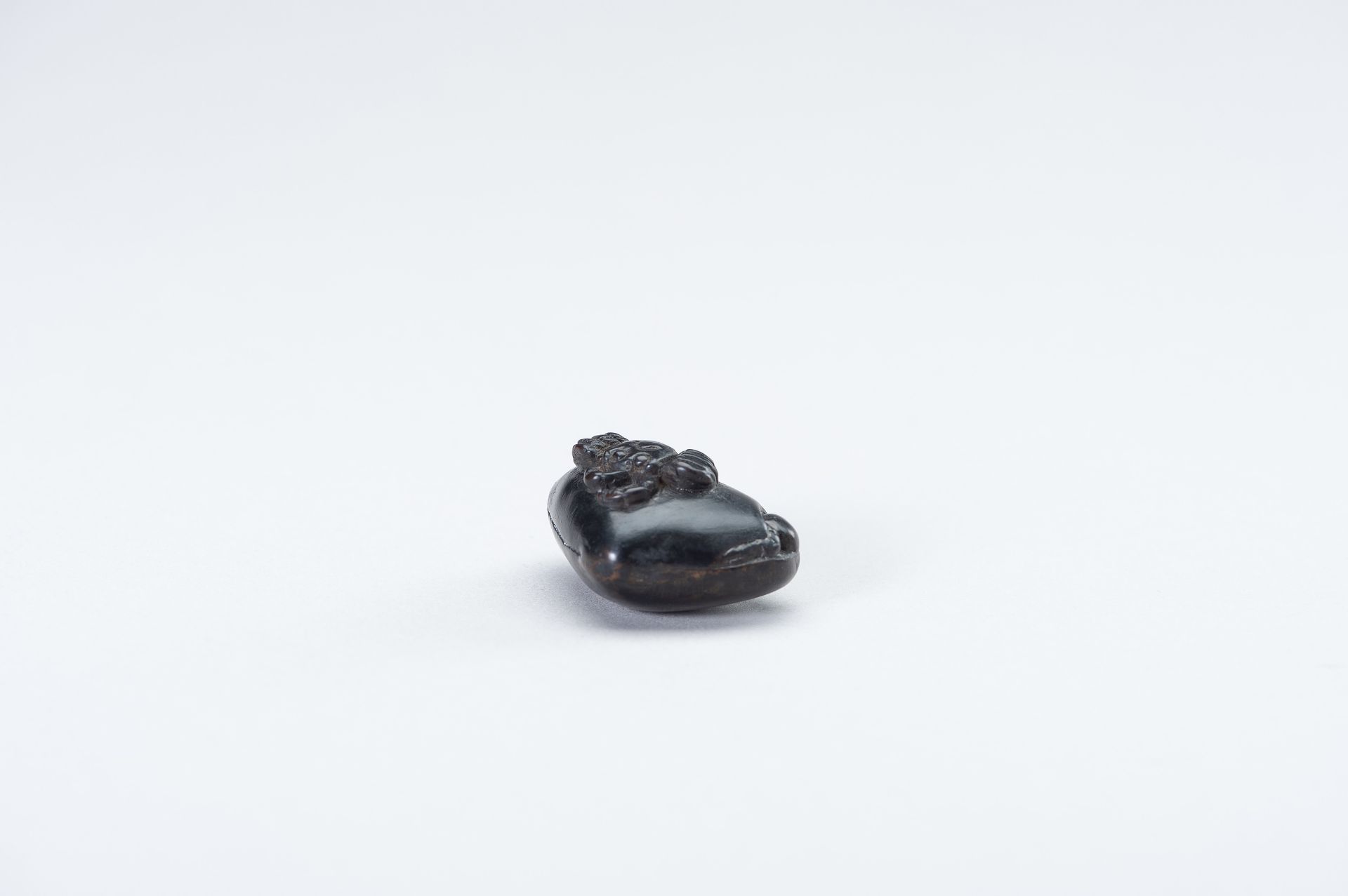 AN EBONY NETSUKE OF A HAMAGURI CLAM WITH CRAB AND OCTOPUS - Image 3 of 12