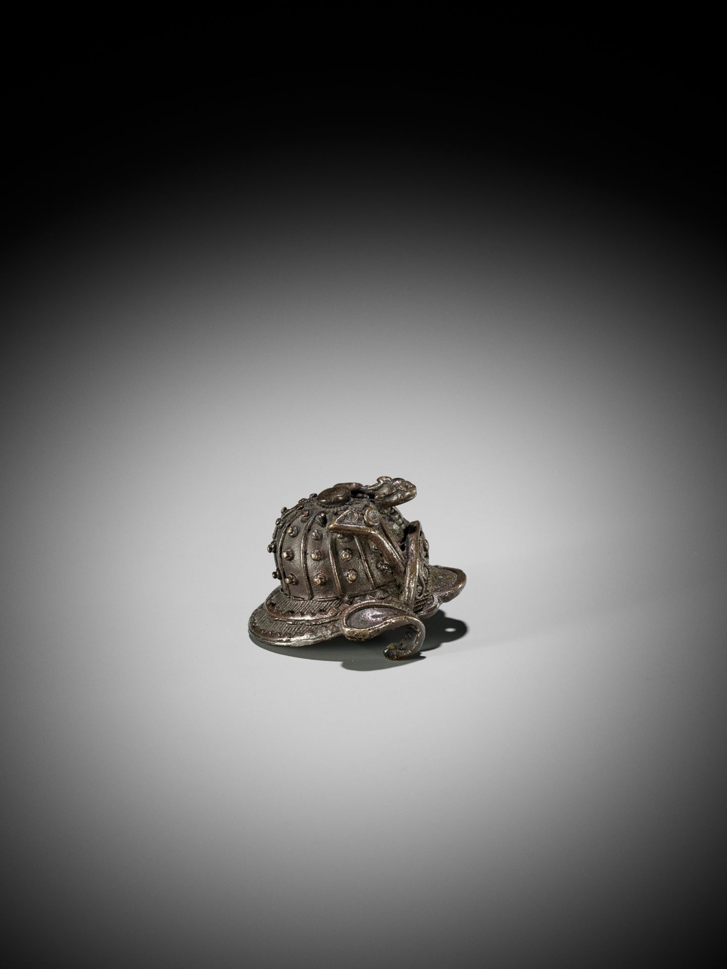 A MINIATURE BRONZE MODEL OF A KABUTO - Image 8 of 9