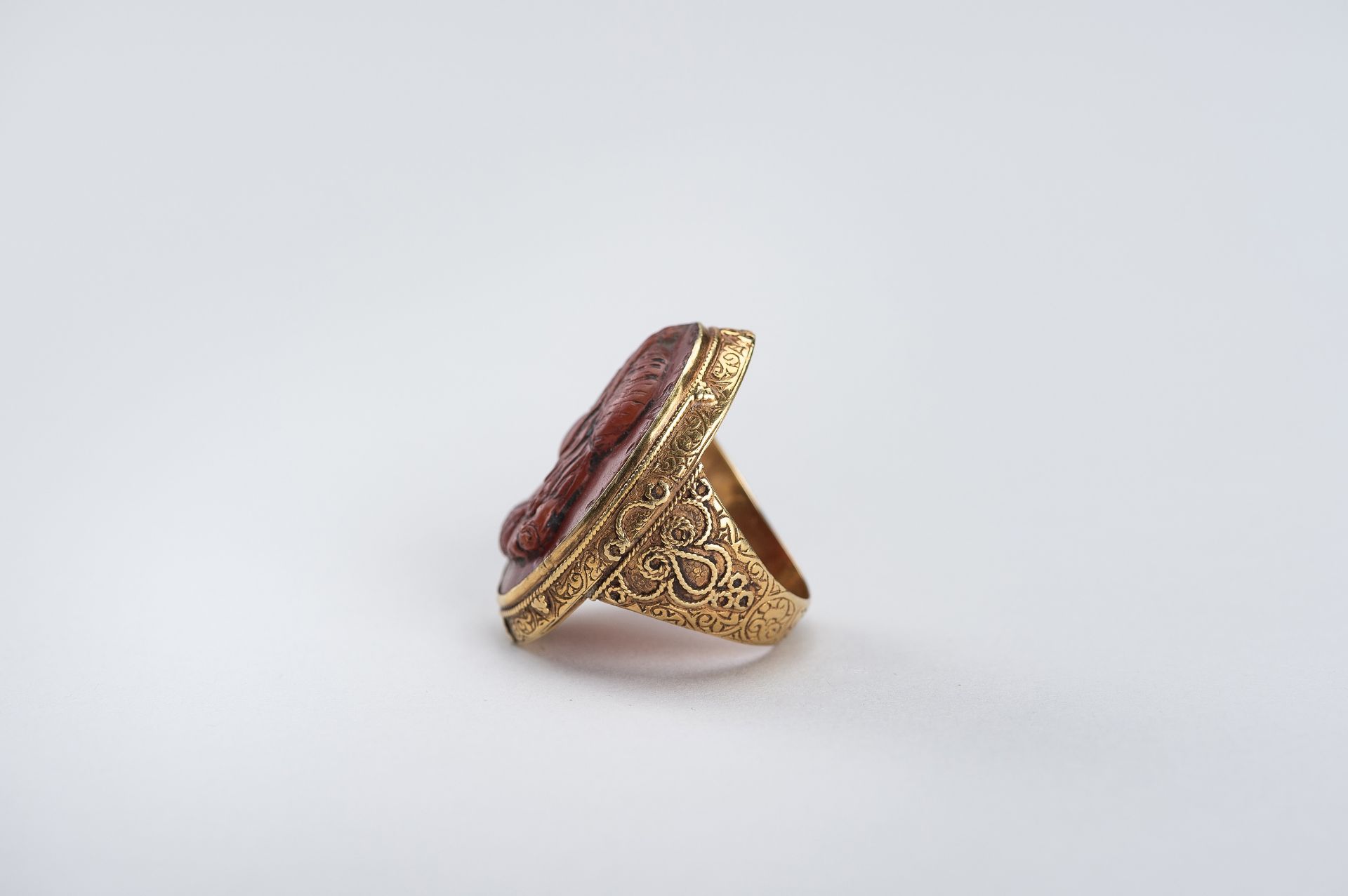 AN INDO-PERSIAN GOLD RING WITH CARNELIAN INTAGLIO - Image 5 of 10