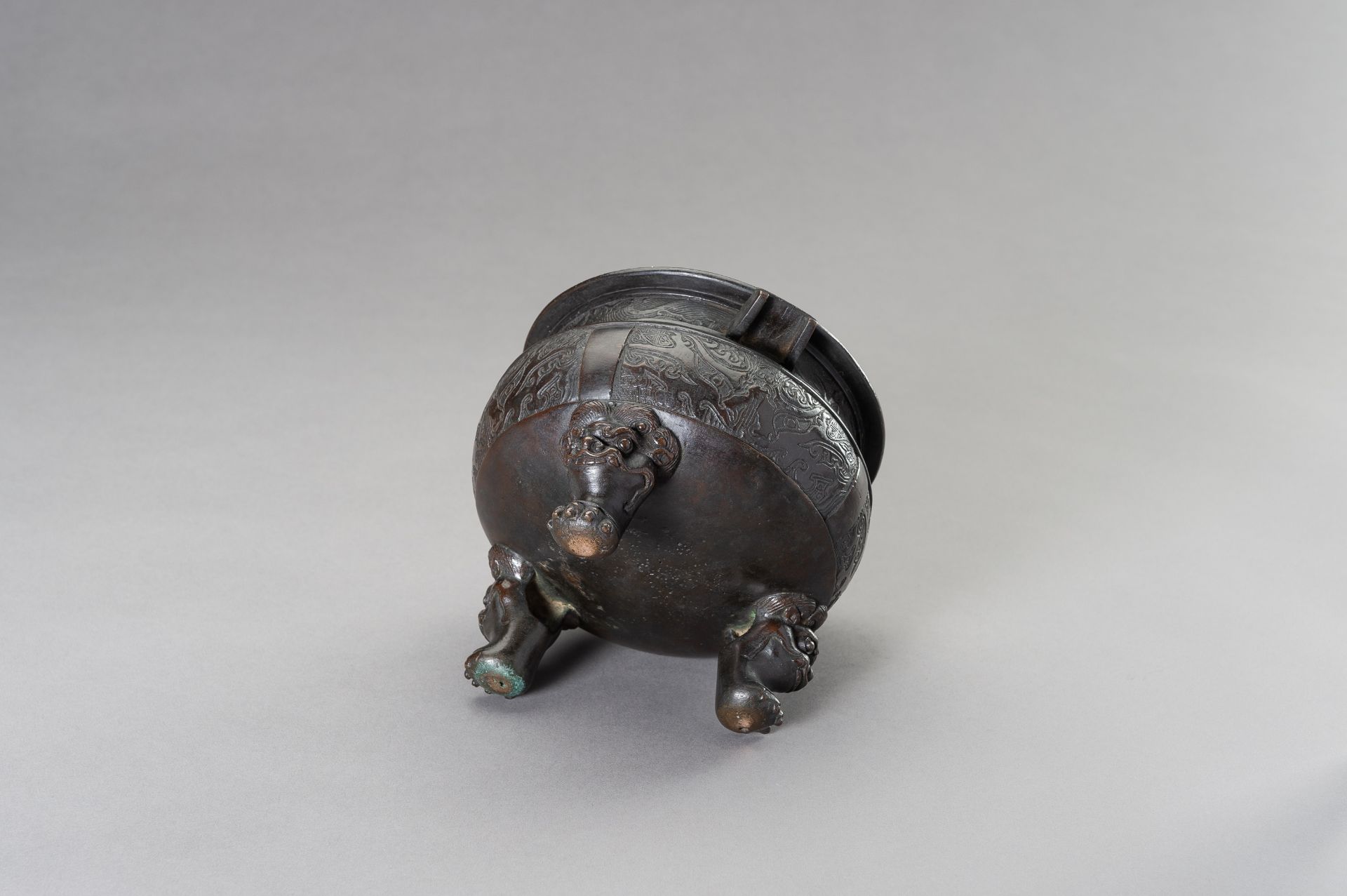 AN ARCHAISTIC MING-STYLE BRONZE TRIPOD CENSER - Image 8 of 9