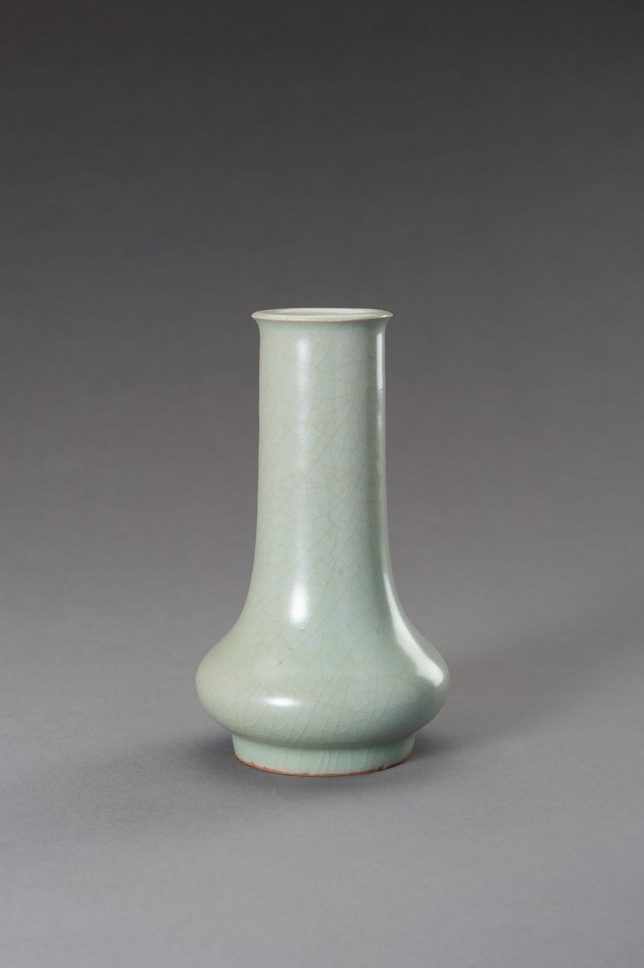 A LONGQUAN GUAN-TYPE PORCELAIN VASE, QING - Bild 2 aus 6