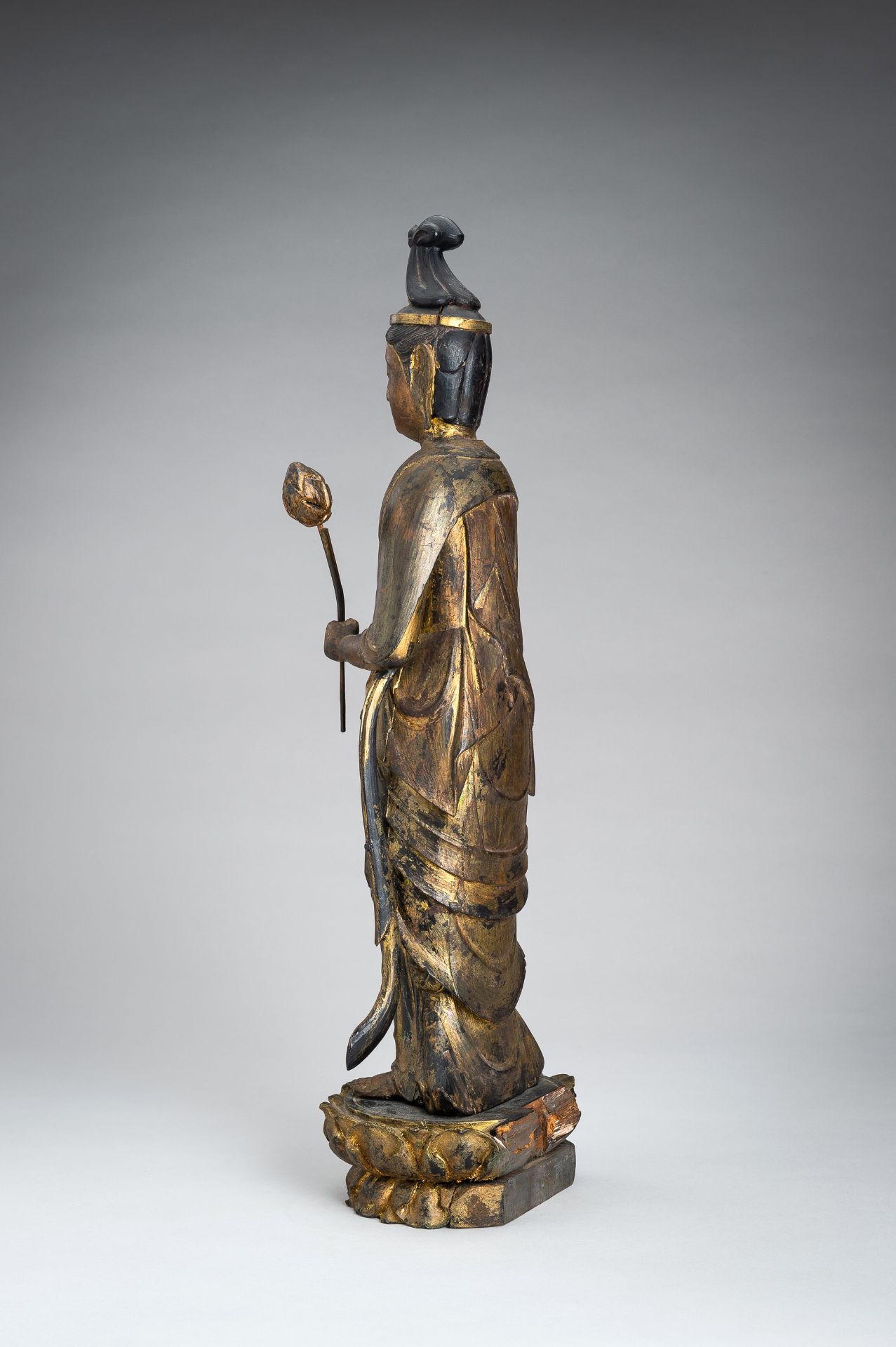 A GILT LACQUERED WOOD FIGURE OF SEISHI BOSATSU, EDO - Bild 12 aus 14