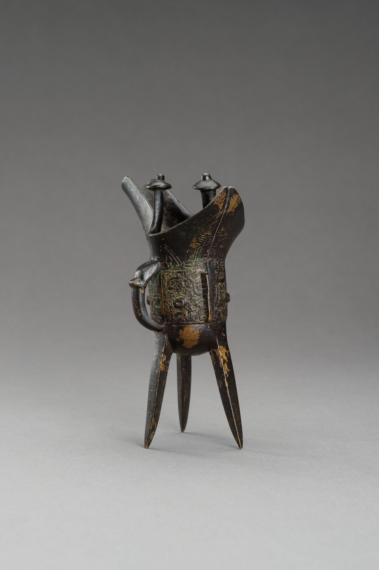 AN ARCHAISTIC SHANG STYLE BRONZE RITUAL TRIPOD WINE VESSEL, JUE - Image 6 of 8