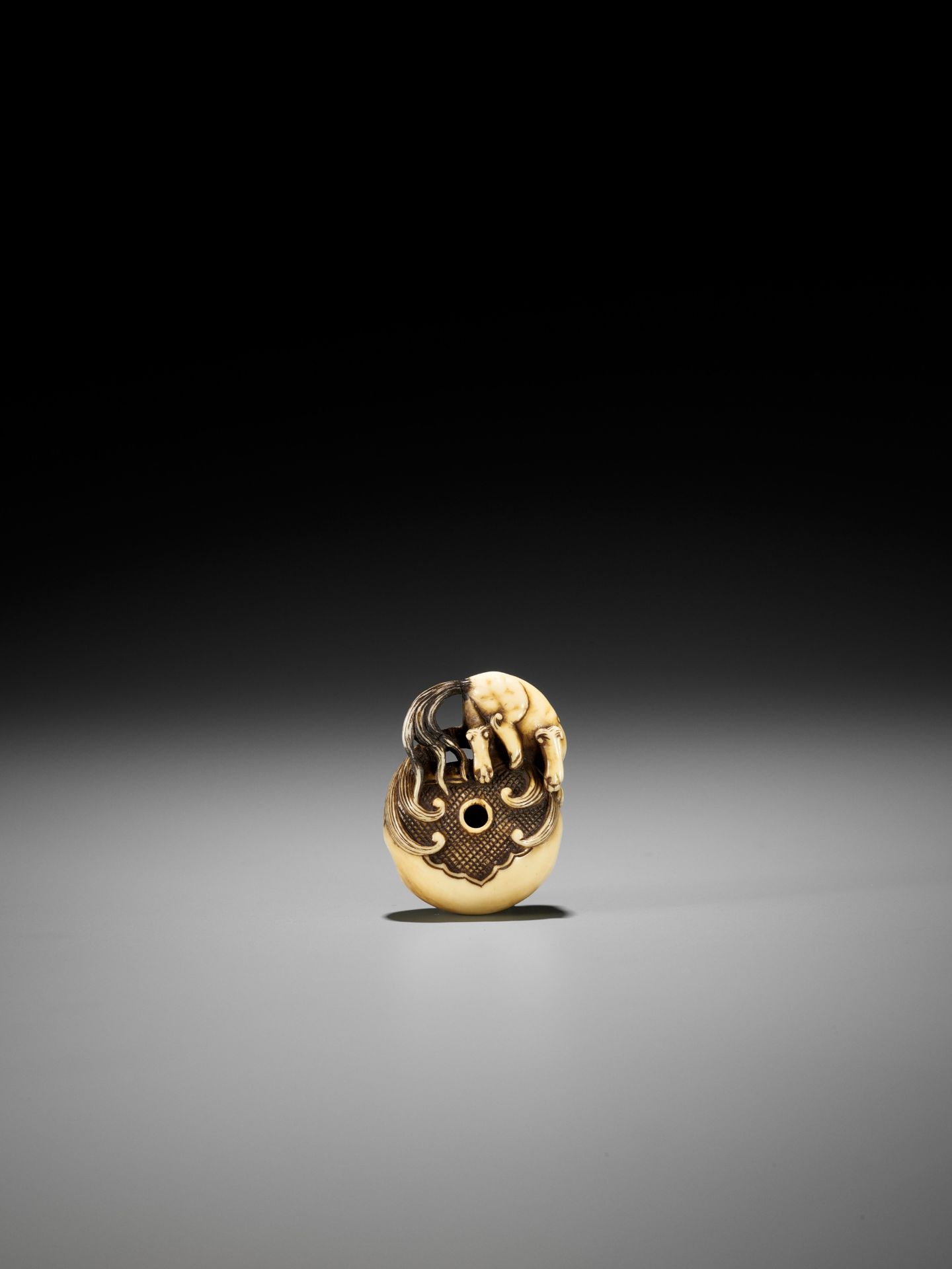 A FINE IVORY NETSUKE OF A SHISHI ON MOKUGYO - Image 6 of 11