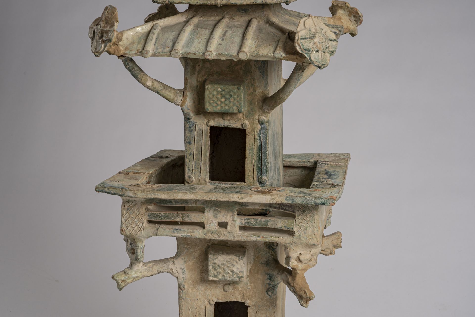 A GREEN GLAZED CERAMIC MODEL OF A WATCHTOWER, HAN - Bild 9 aus 14