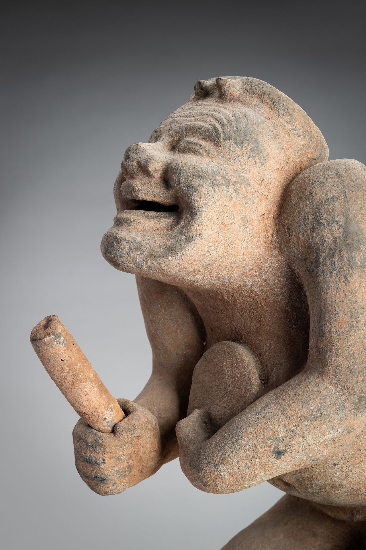 A HAN-STYLE TERRACOTTA FIGURE OF A SQUATTING DRUMMER - Bild 3 aus 16