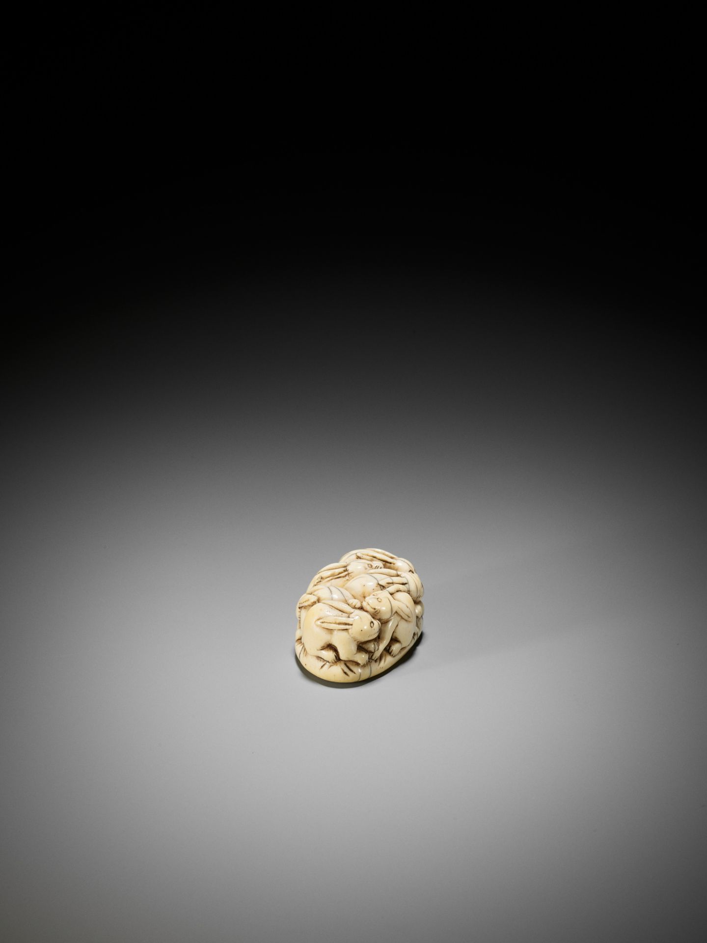 A RARE IVORY NETSUKE OF A PILE OF RABBITS - Image 6 of 8