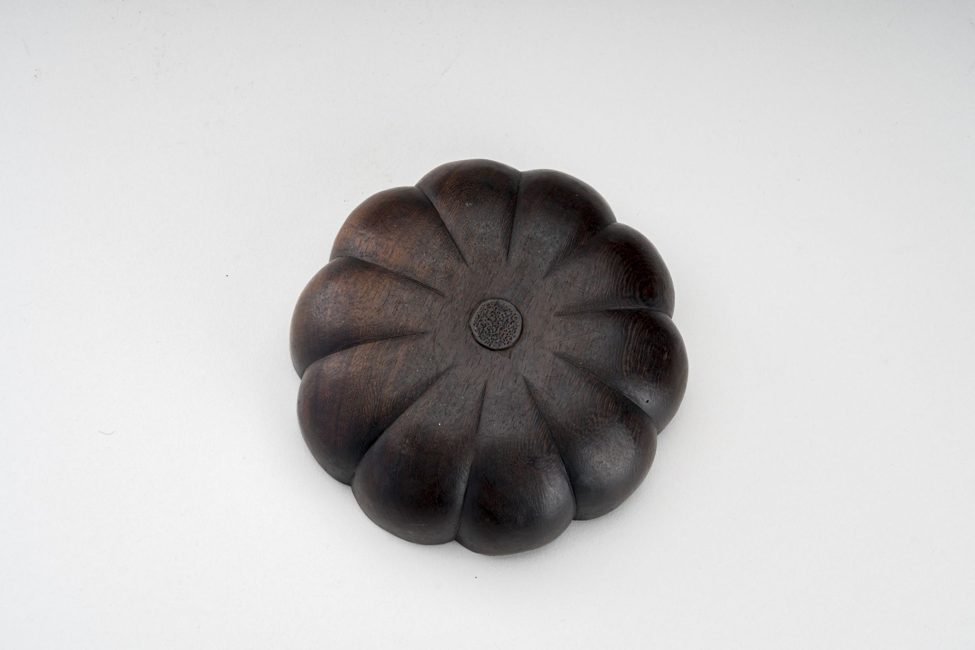 A MELON-SHAPED CARVED WOODEN BOX, QING - Image 3 of 8