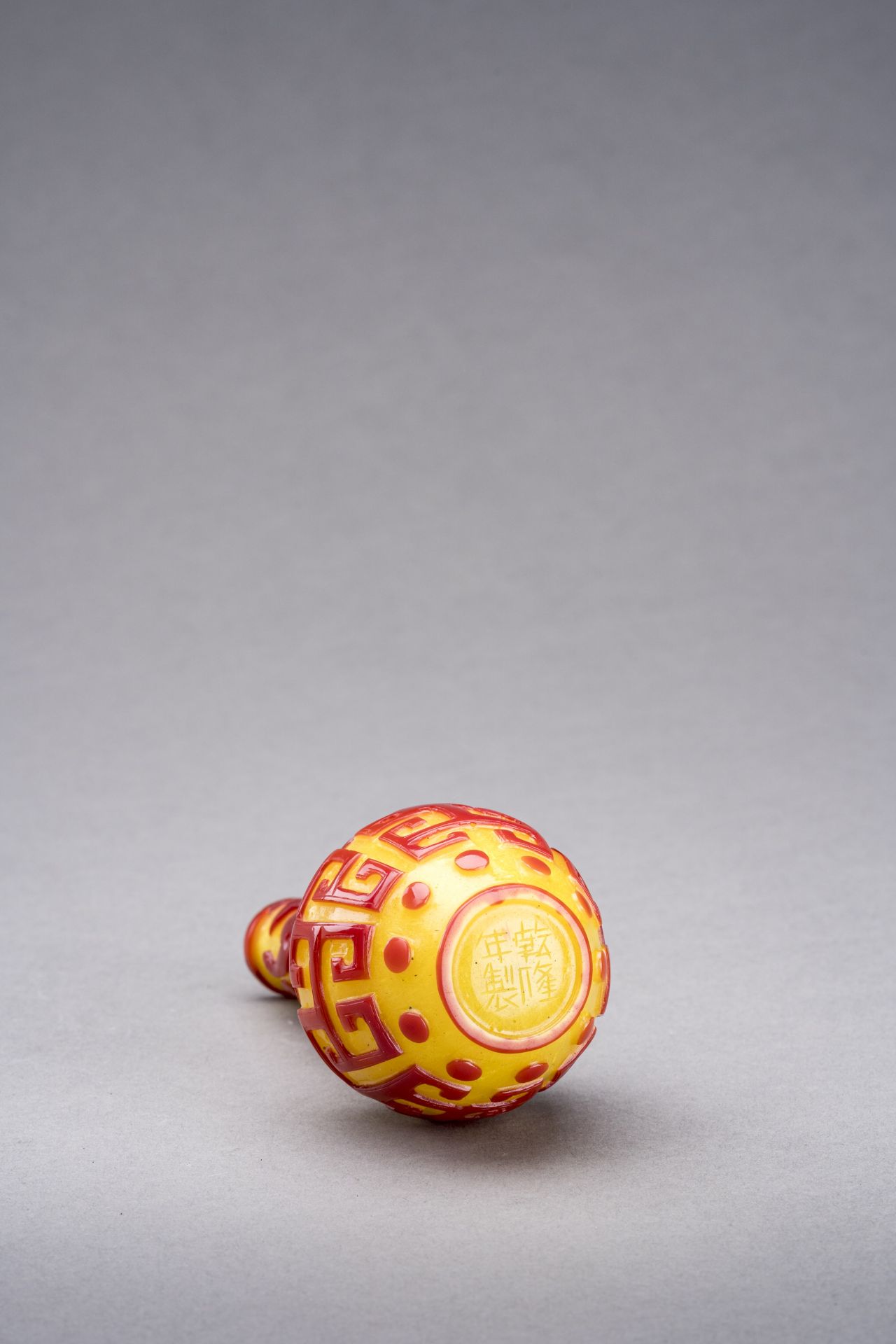 A CARVED RED-OVERLAY YELLOW GLASS BOTTLE VASE, QIANLONG MARK AND PERIOD - Image 7 of 8