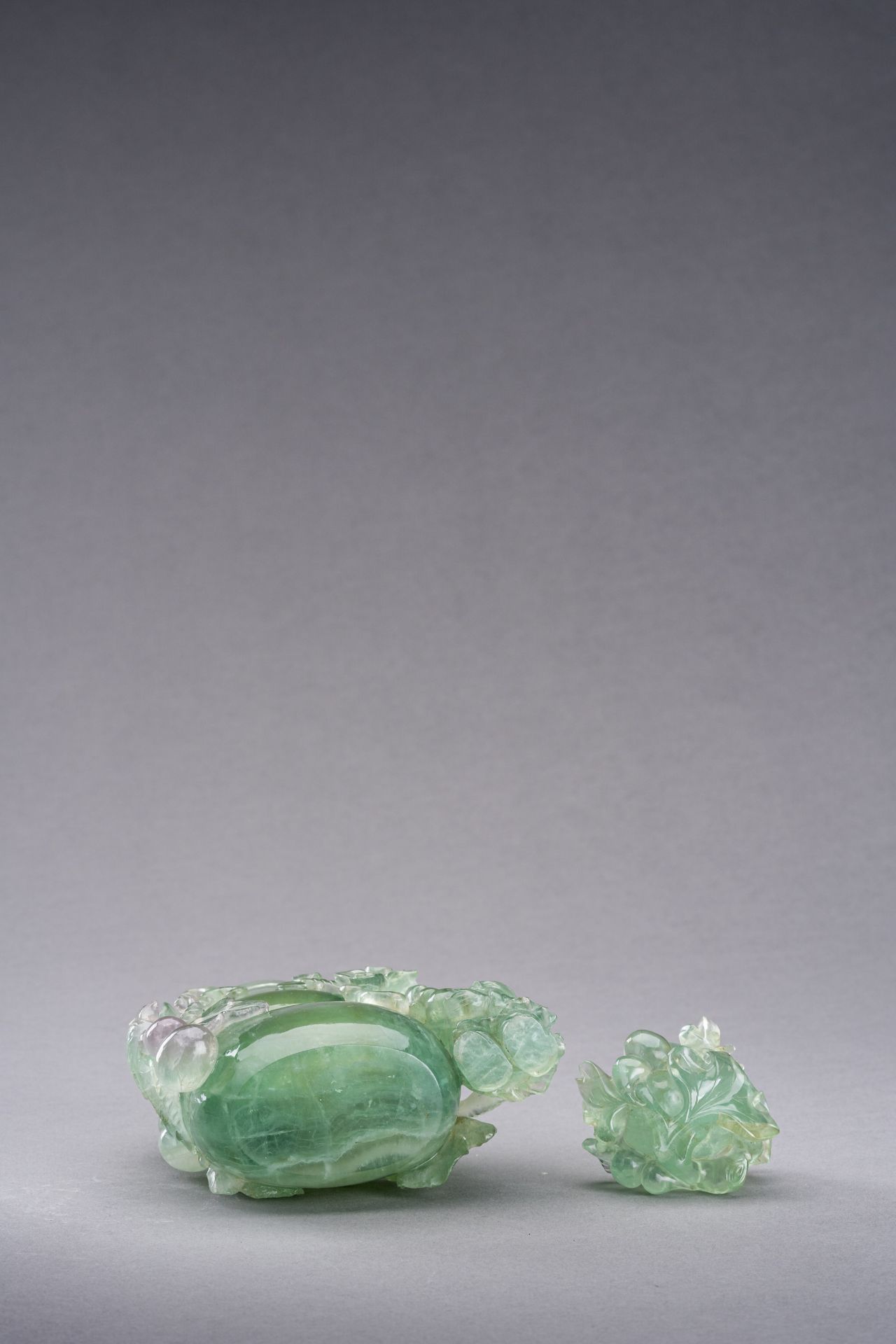 A GREEN FLUORITE 'DOUBLE GOURD AND BOY' VASE - Bild 10 aus 10