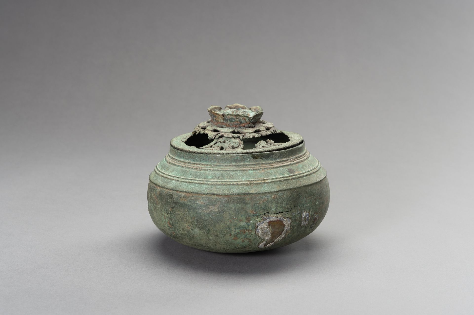 A JAVANESE BRONZE INCENSE BURNER AND COVER - Image 4 of 12