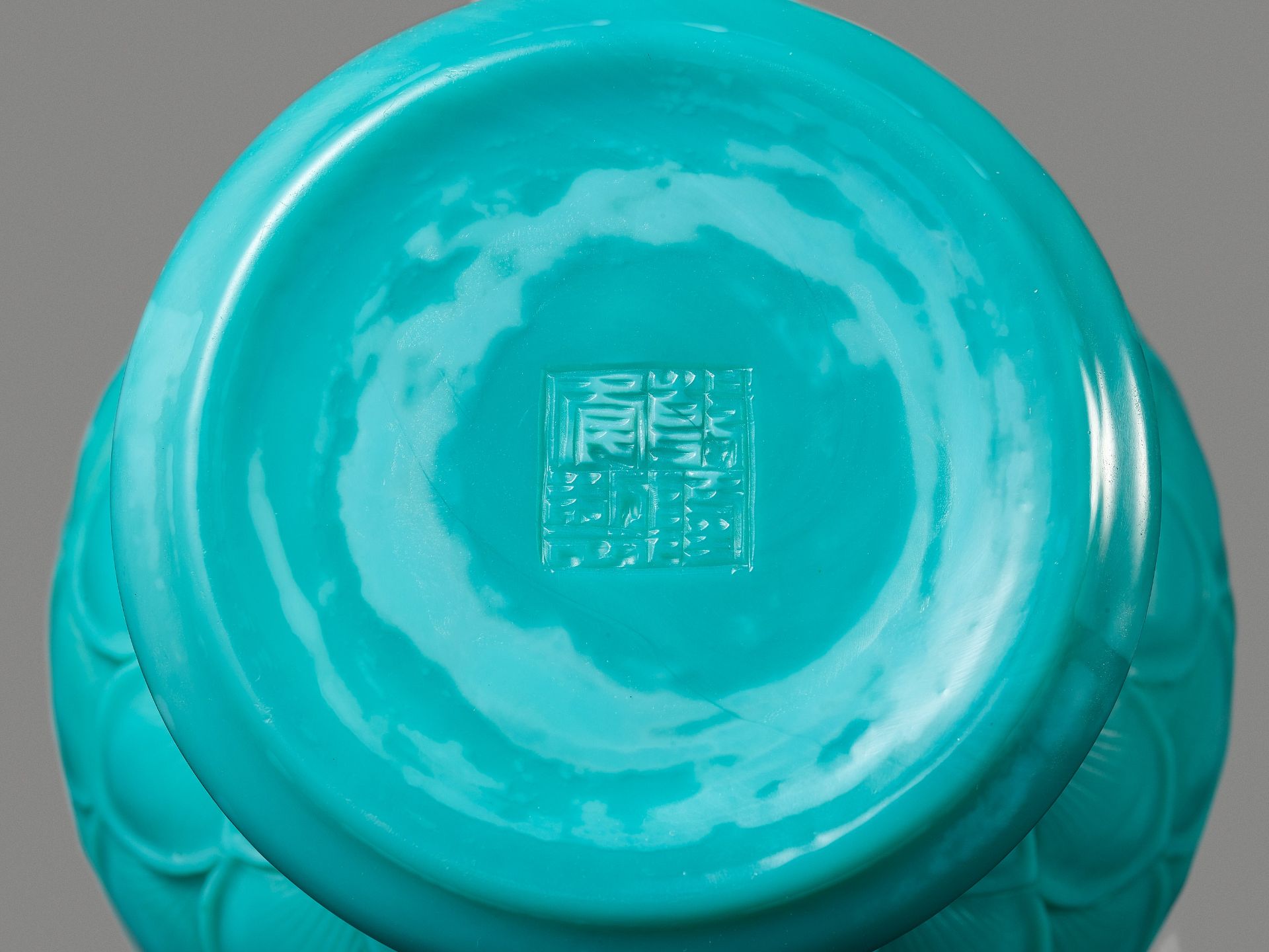 A RARE TURQUOISE PEKING GLASS STEM BOWL AND COVER, QIANLONG MARK AND PERIOD - Bild 3 aus 12