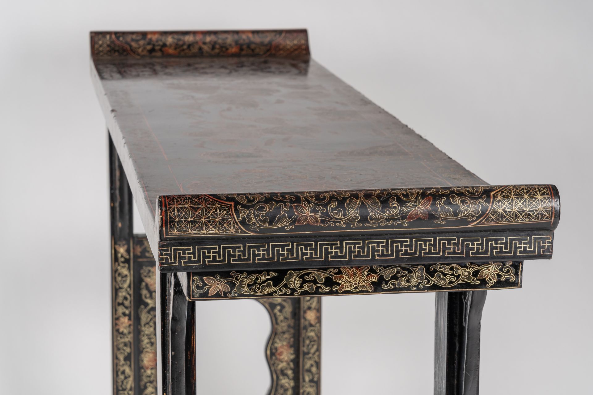 A CHINESE LACQUERED ALTAR TABLE, QING - Bild 6 aus 11