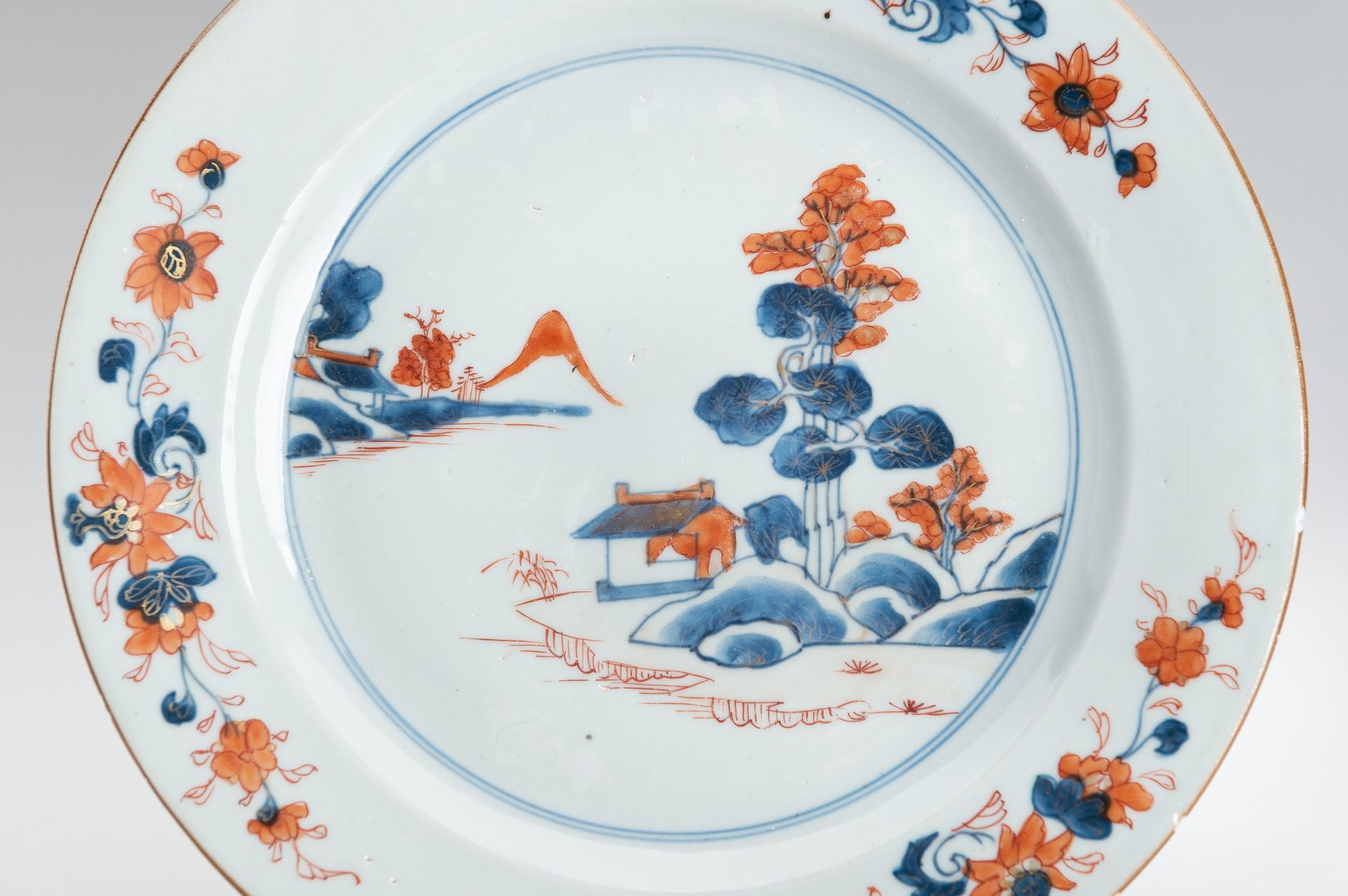 A LOT WITH TWO IMARI PORCELAIN DISHES - Image 8 of 15