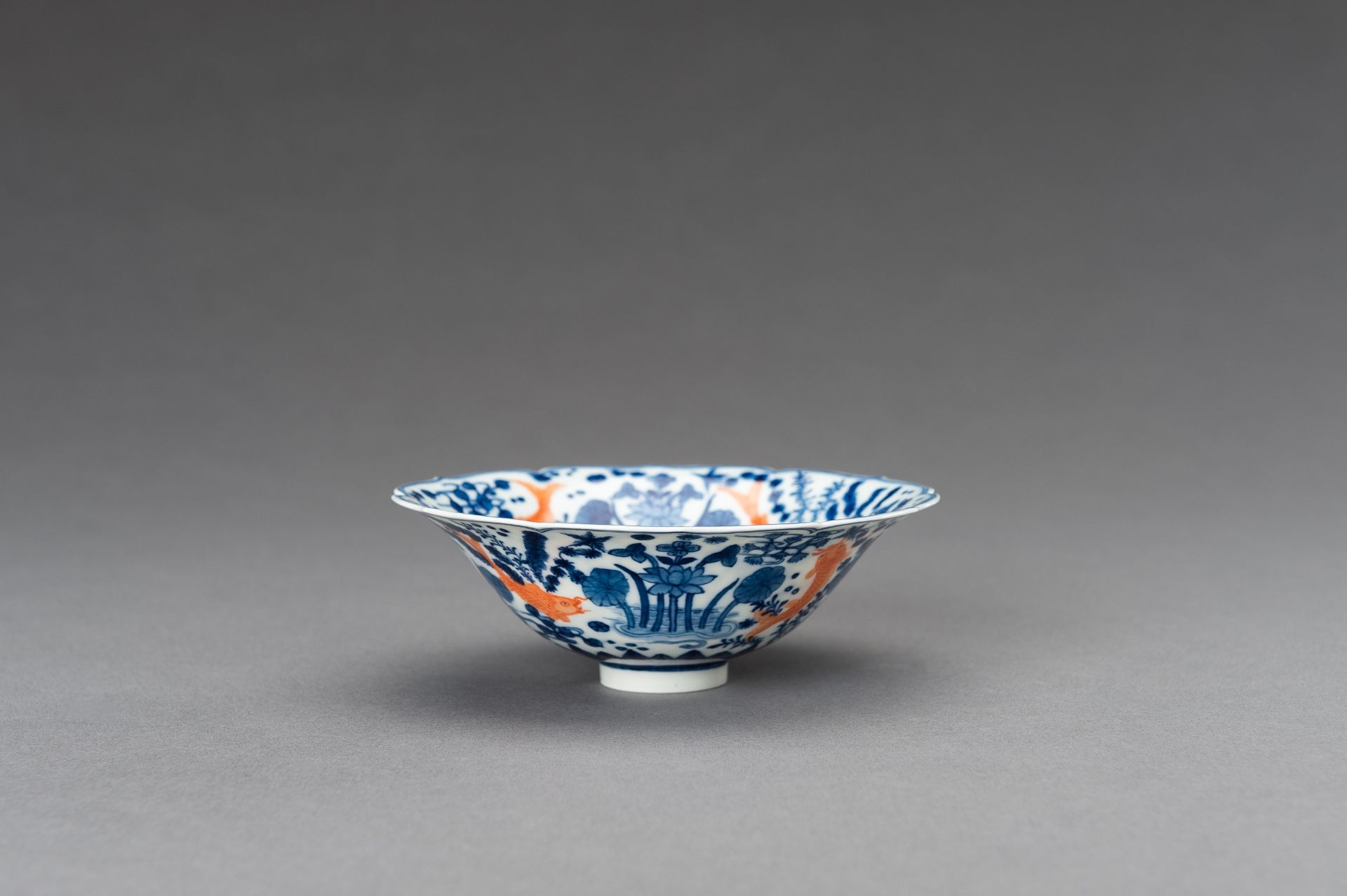 A FINE BLUE AND WHITE 'GOLDFISH' PORCELAIN BOWL, c. 1920s - Bild 4 aus 15