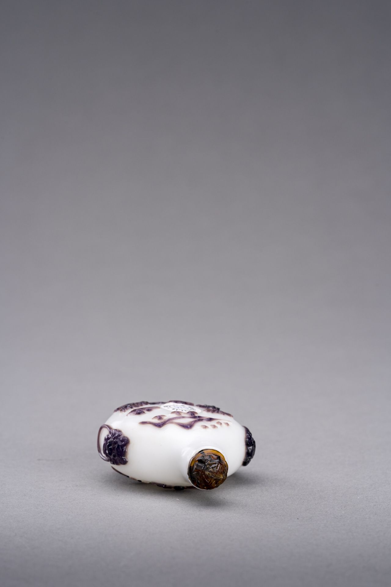 AN AUBERGINE OVERLAY GLASS SNUFF BOTTLE, QING DYNASTY - Image 4 of 5