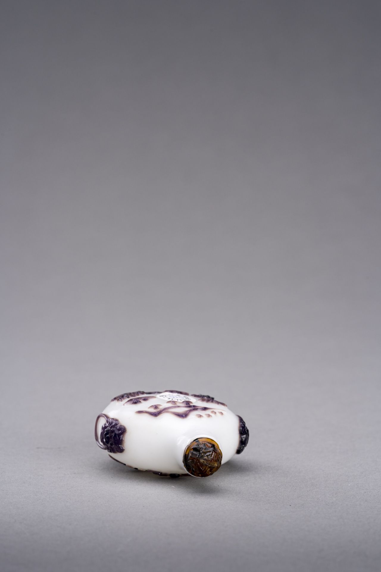 AN AUBERGINE OVERLAY GLASS SNUFF BOTTLE, QING DYNASTY - Bild 4 aus 5