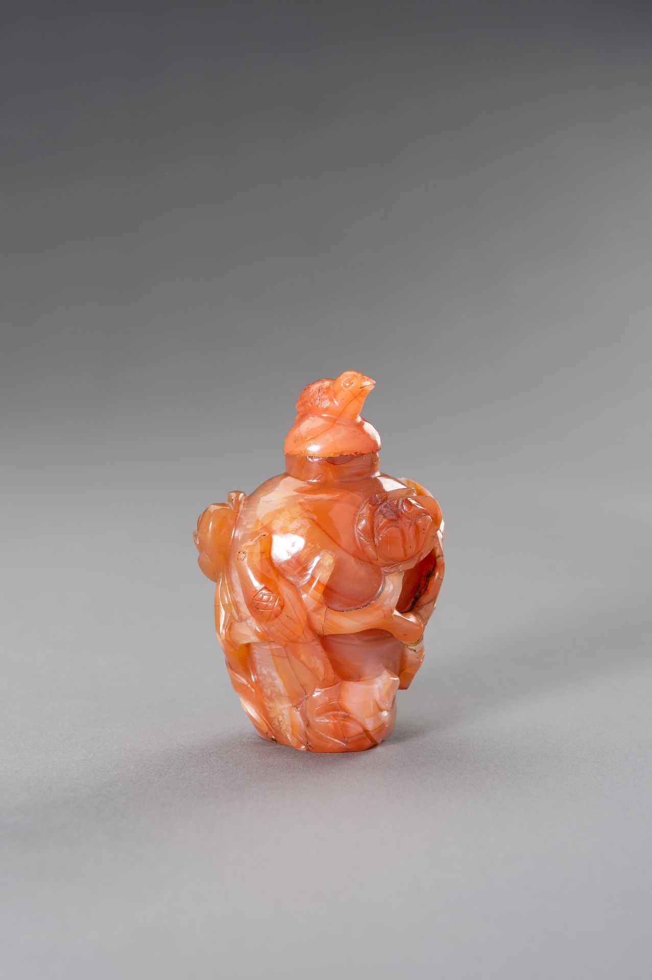 AN AGATE SNUFF BOTTLE, QING DYNASTY - Image 8 of 11