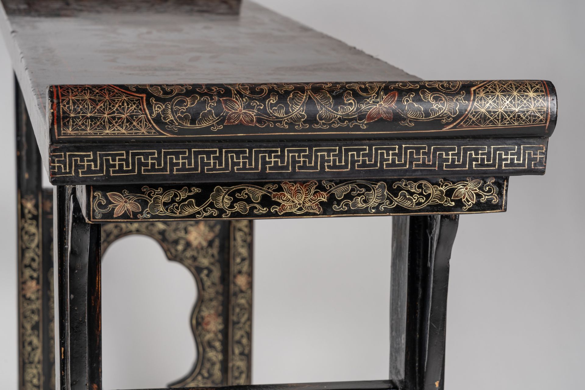 A CHINESE LACQUERED ALTAR TABLE, QING - Bild 9 aus 11