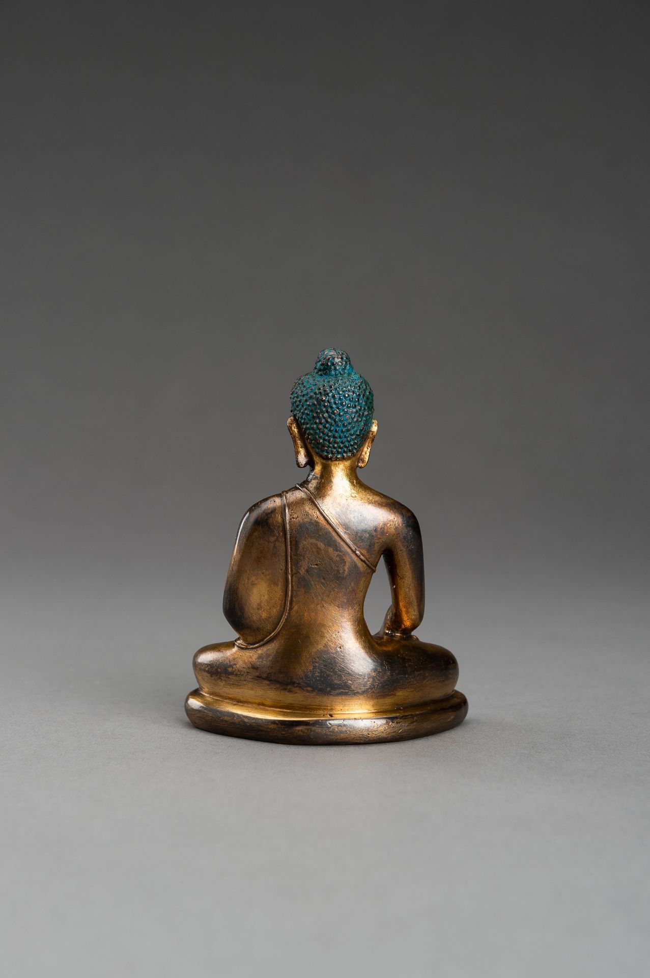 A NEPALI COPPER-BRONZE FIGURE OF BUDDHA - Bild 8 aus 9