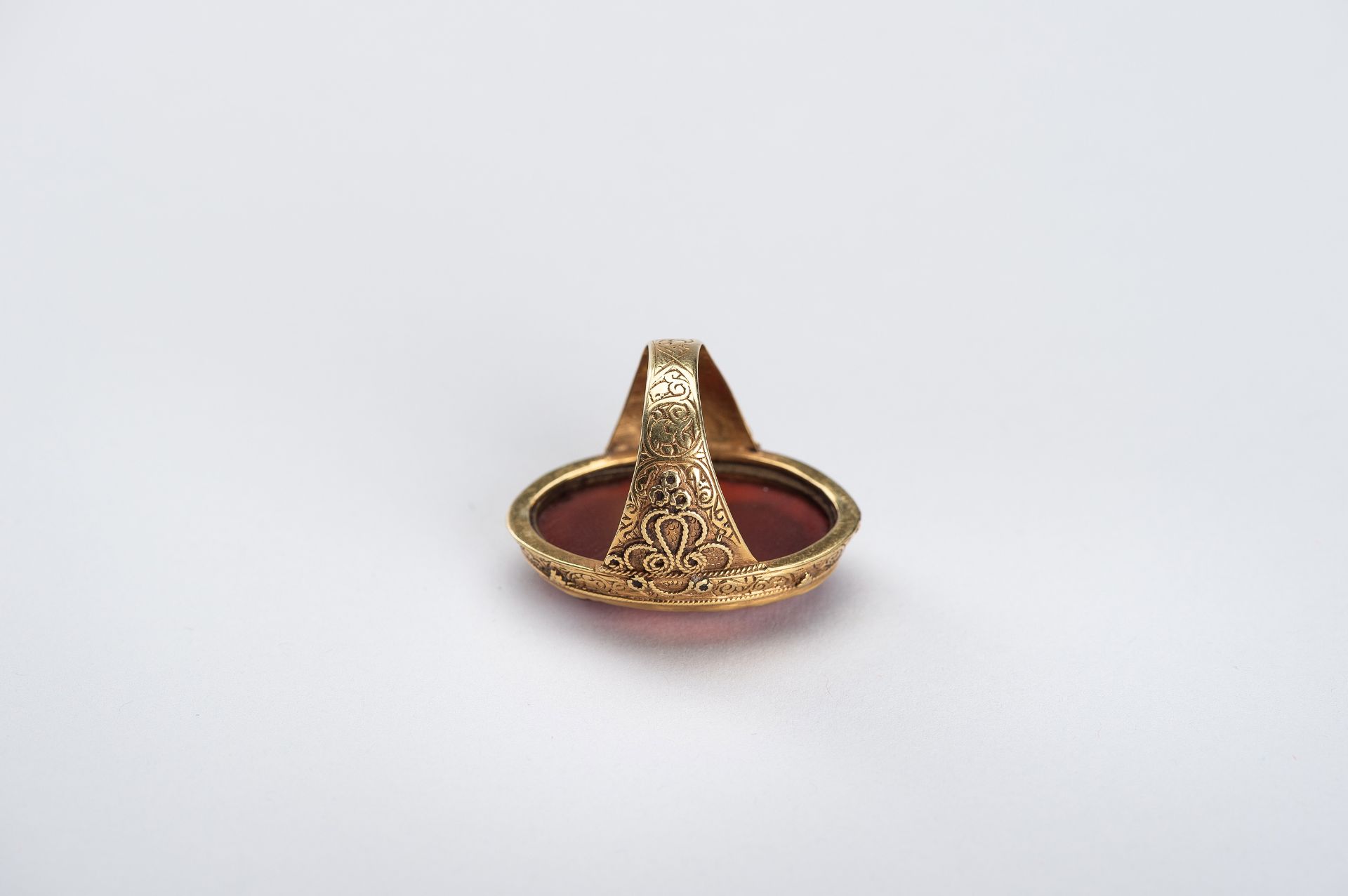 AN INDO-PERSIAN GOLD RING WITH CARNELIAN INTAGLIO - Image 9 of 10